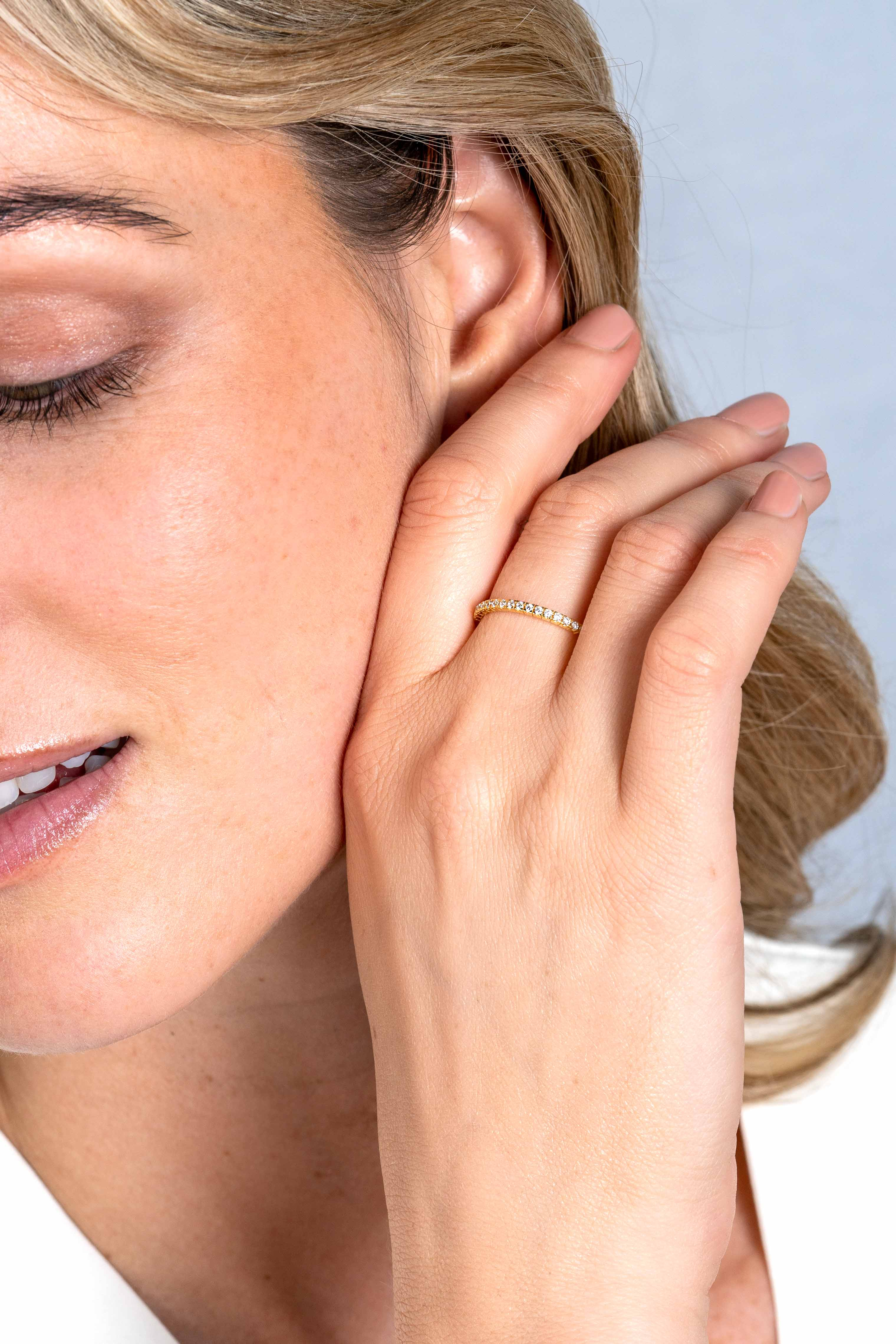 ZINZI Gold 14 krt gouden ring 1,7mm breed met witte zirconia's gezet in railzetting ZGR373