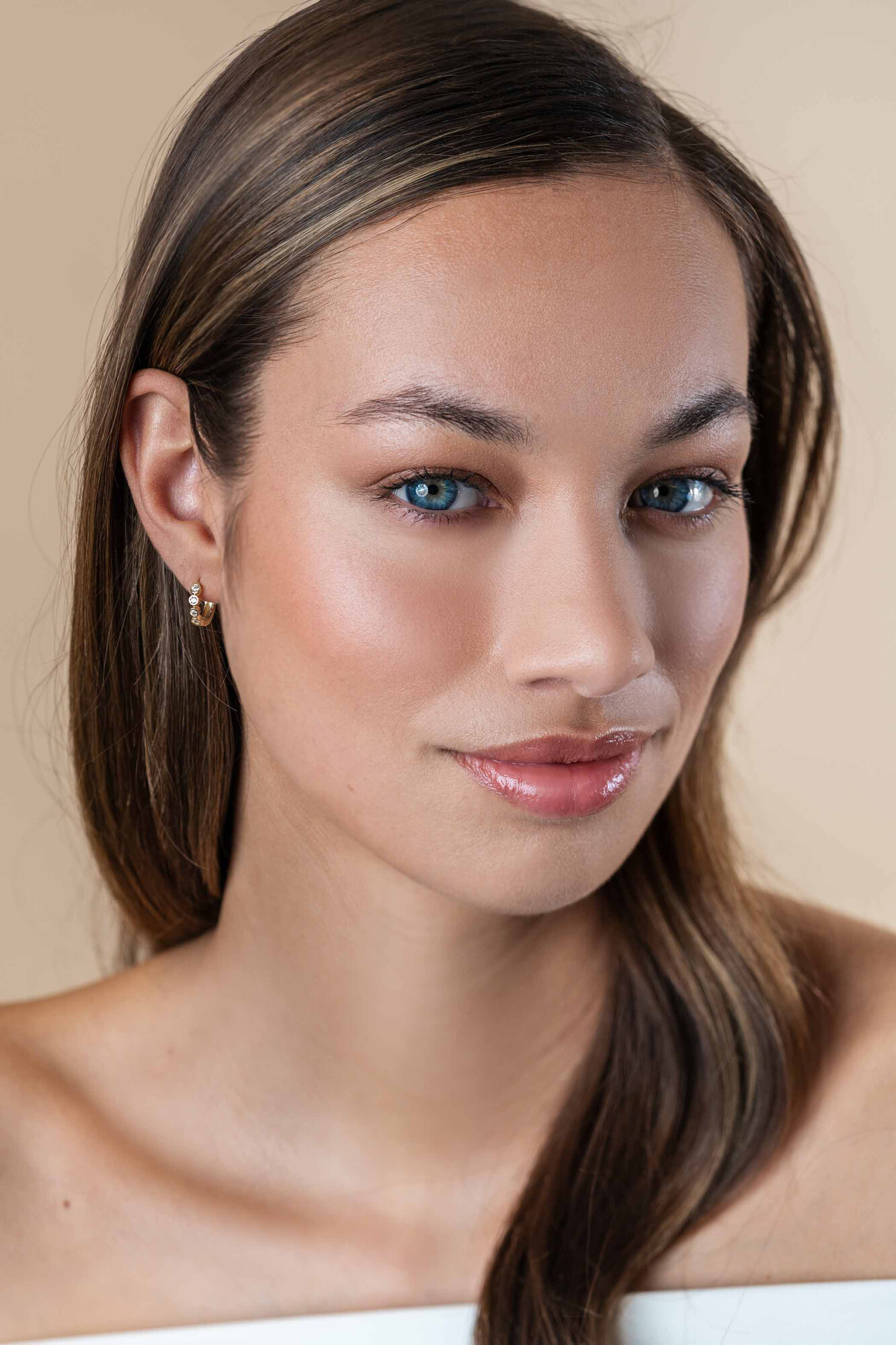 13mm ZINZI Gold 14 krt gouden oorringen met ronde zettingen bezet met witte zirconia's, luxe klapsluiting 13mm x 2,7mm buis ZGO507
