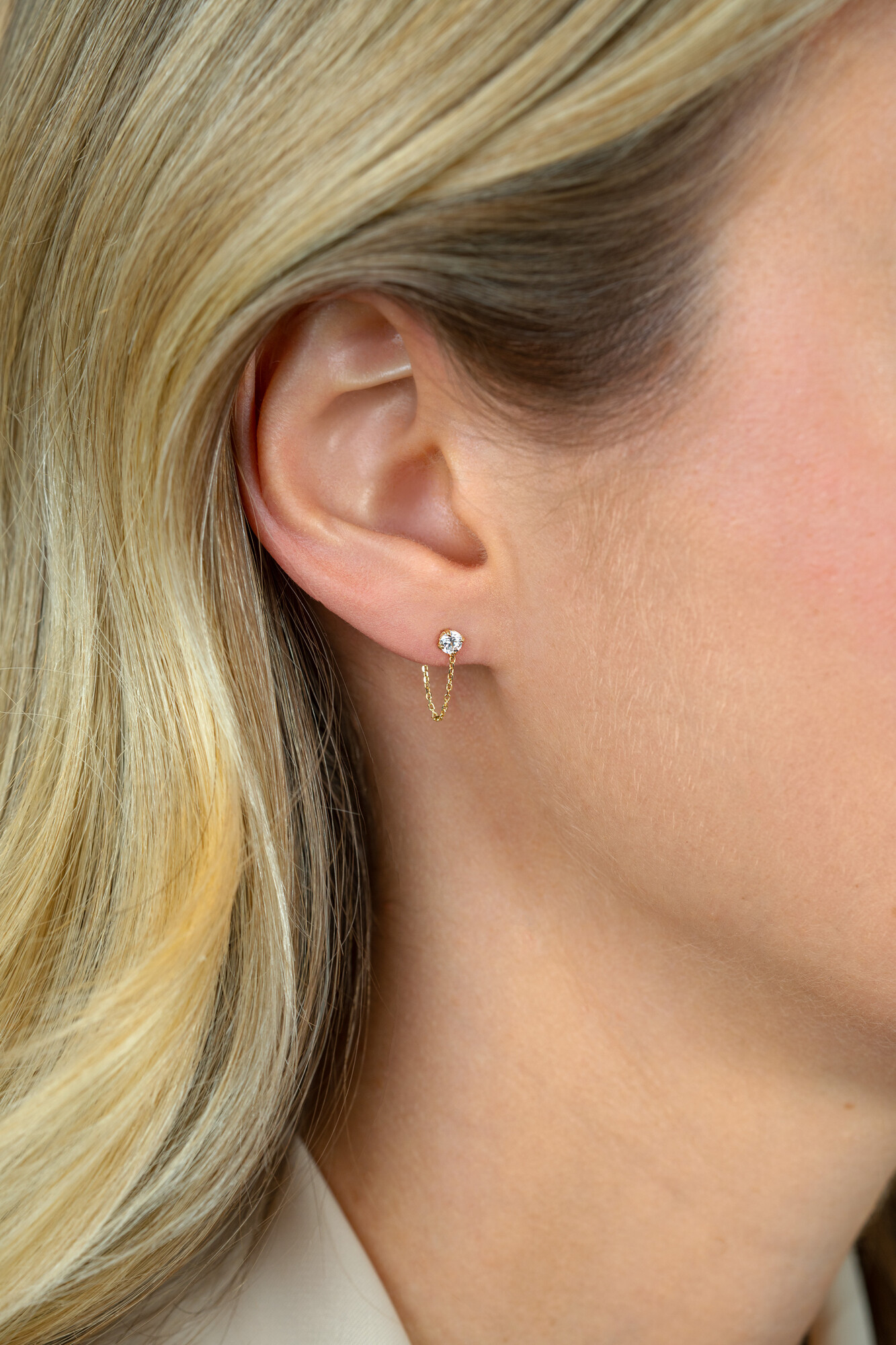 12mm ZINZI Gold 14 krt gouden oorstekers met ketting en ronde witte zirkonia ZGO552