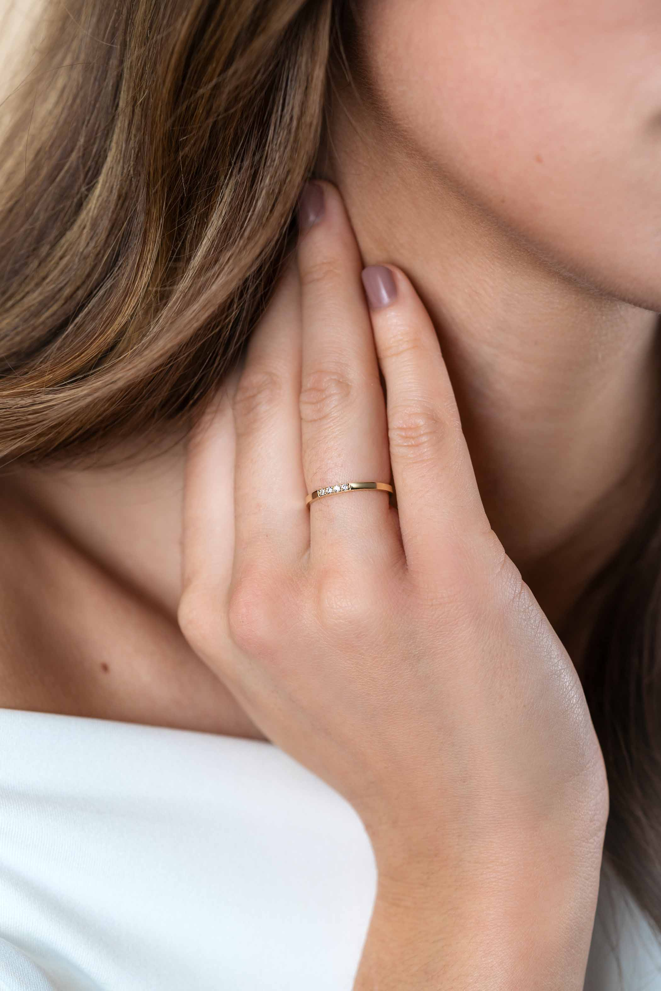 ZINZI Gold 14 krt gouden ring (1,7mm breed) bezet met vier witte zirconia's ZGR407C