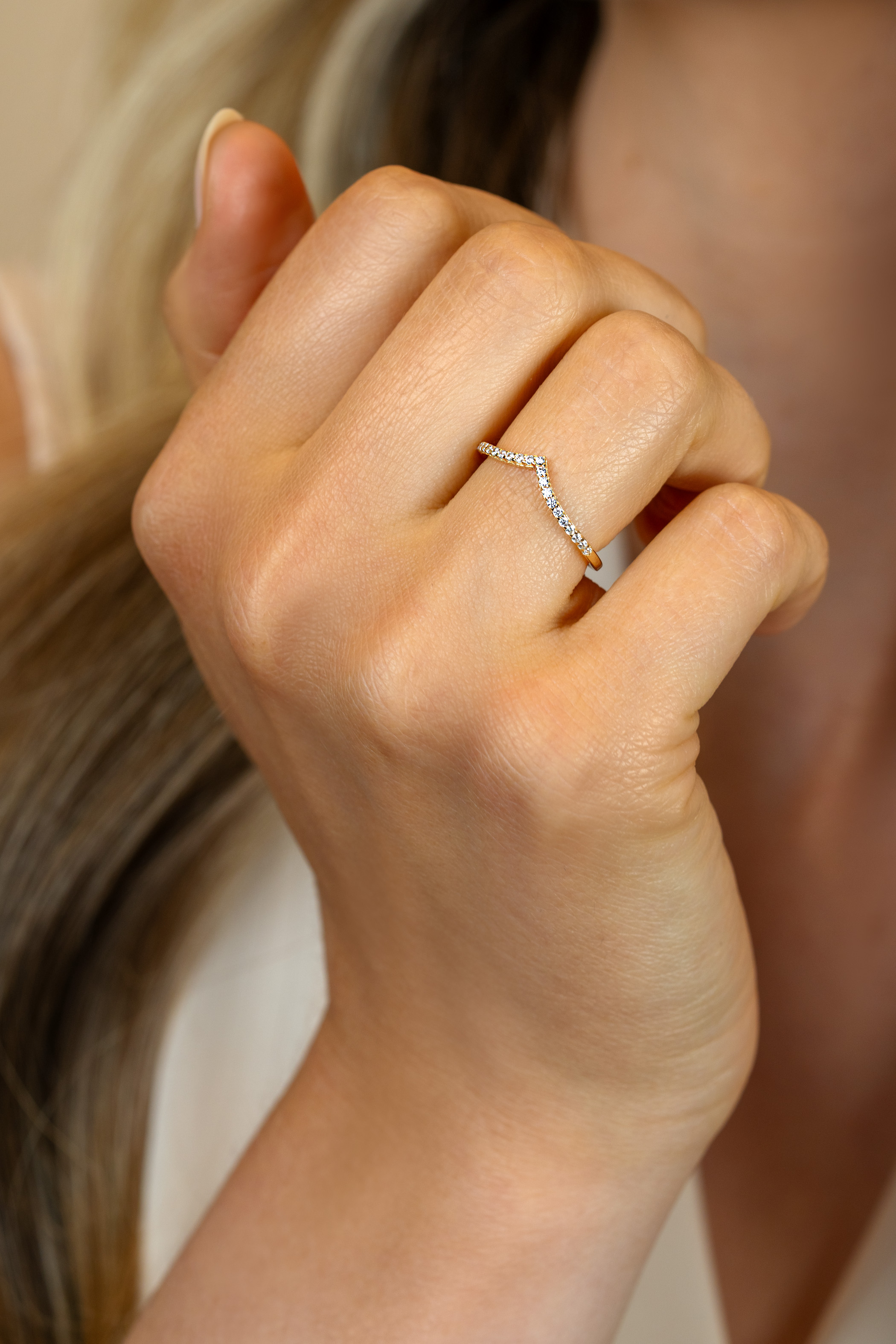 ZINZI Gold 14 krt gouden V-ring van 1,4mm breed en bezet met 20 witte zirconia's in chique railzetting ZGR374C