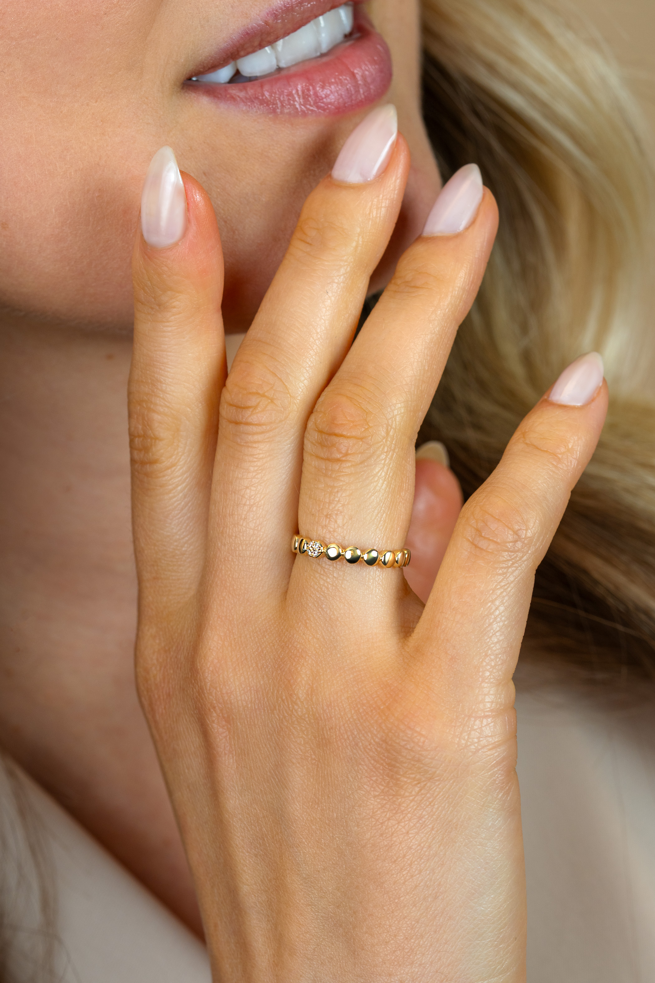 ZINZI Gold 14 krt gouden ring (3mm breed) gladde rondjes, middelste bezet met witte zirkonia's ZGR540