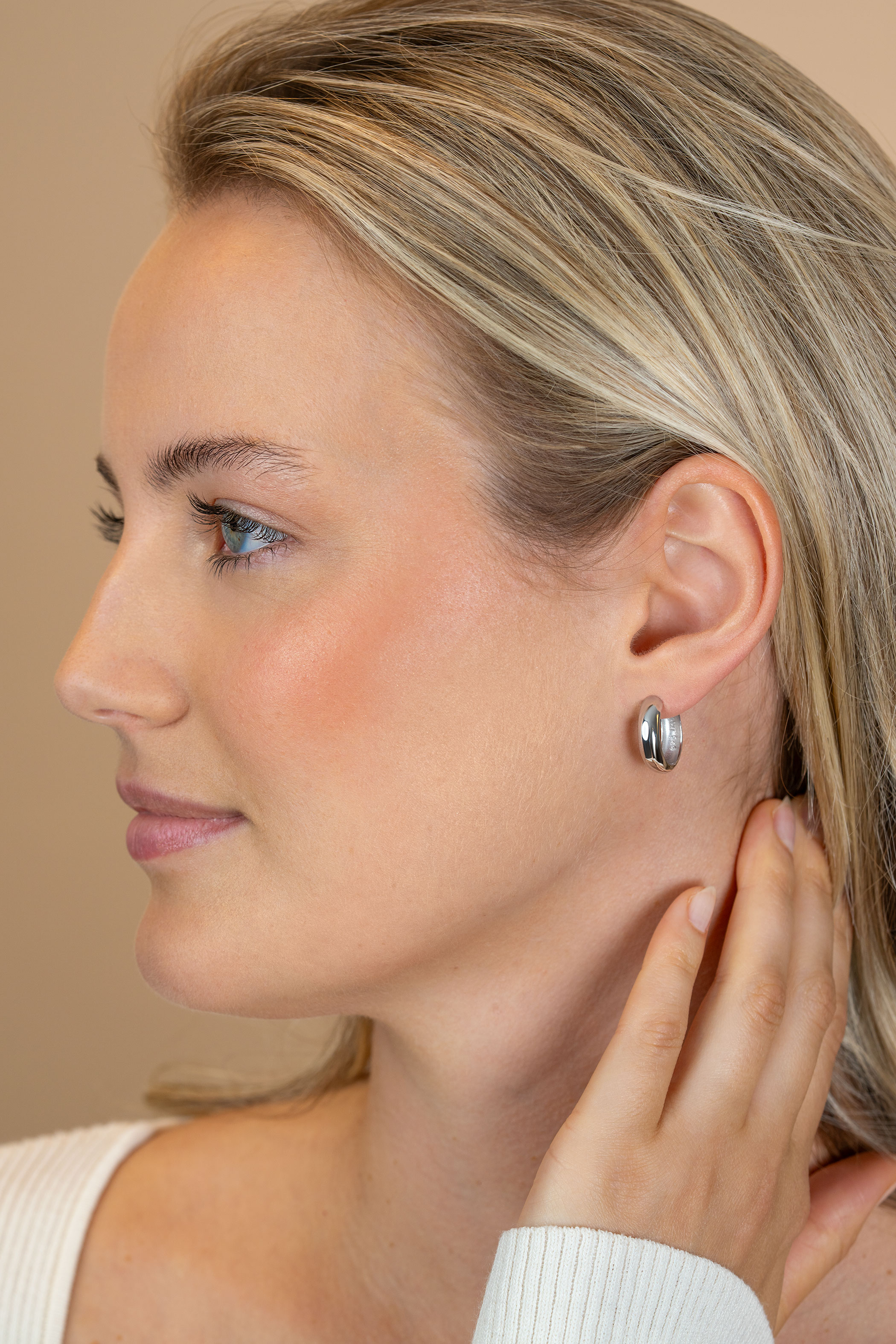 17mm ZINZI zilveren gladde oorringen met brede ronde buis 5mm met luxe klapsluiting ZIO2793