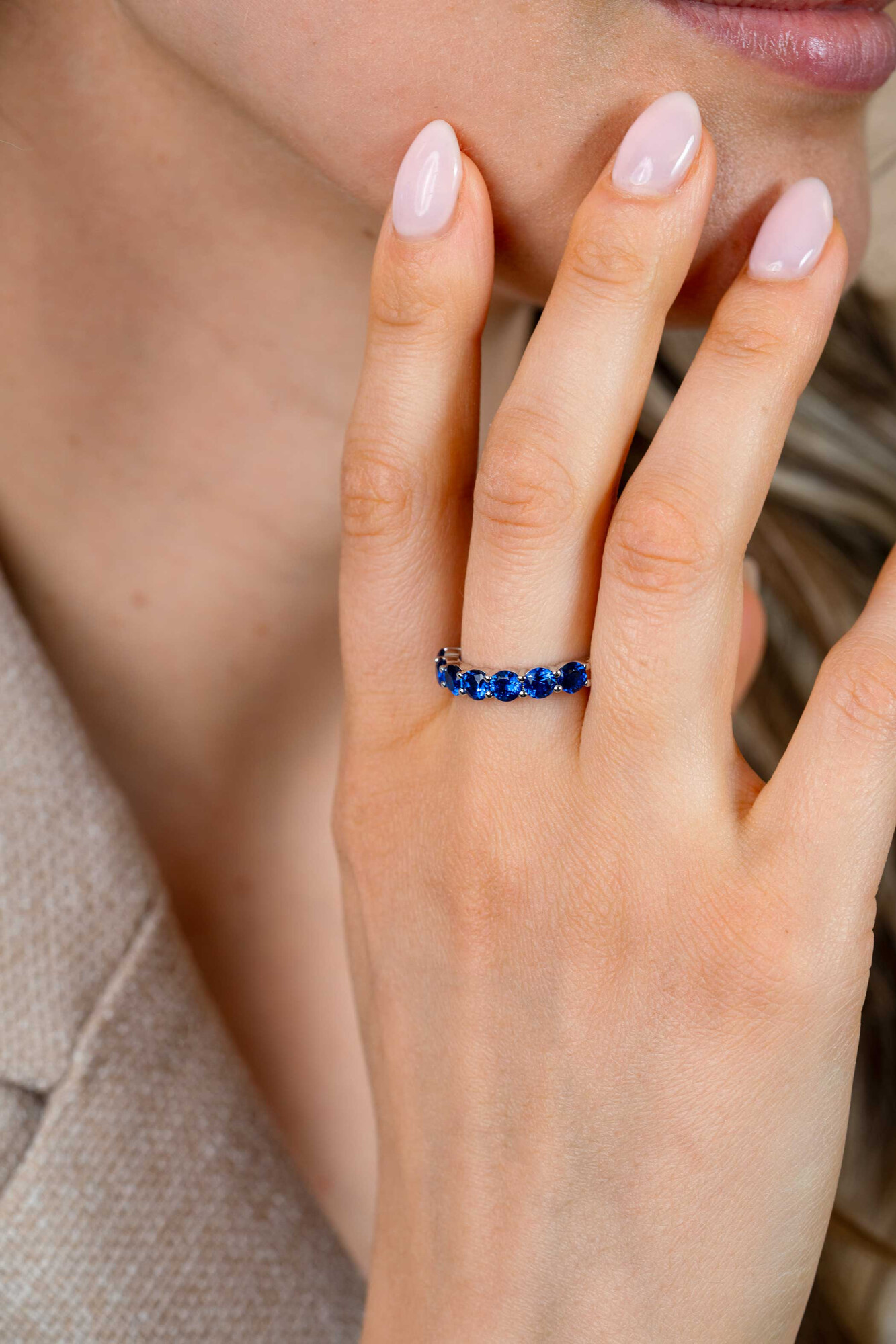 ZINZI zilveren rijring (4mm breed) bezet met 7 saffierblauwe kleurstenen ZIR2888B