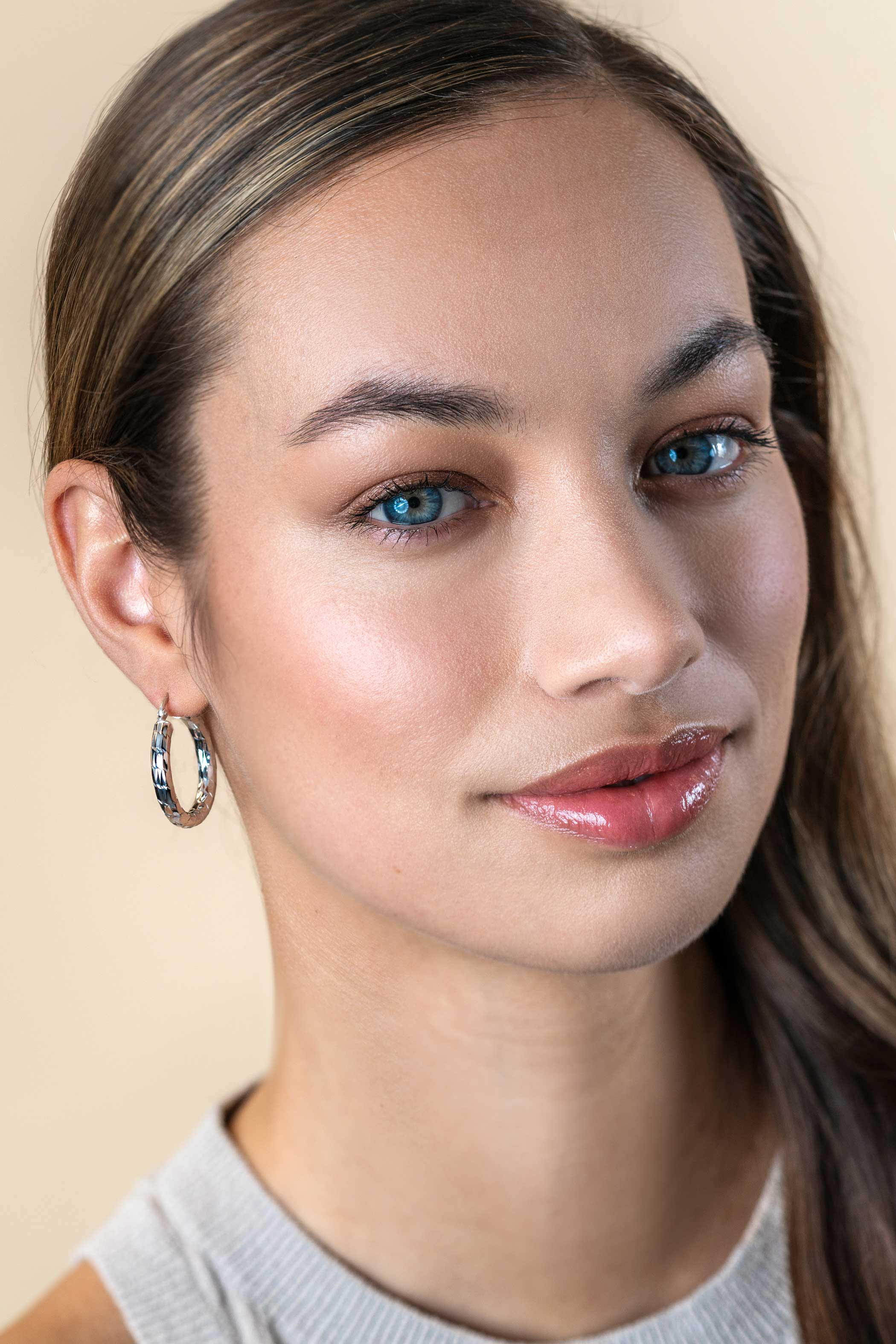 28mm ZINZI zilveren oorringen met mooi bewerkte buis 4,5mm breed en handige bovensluiting ZIO2575
