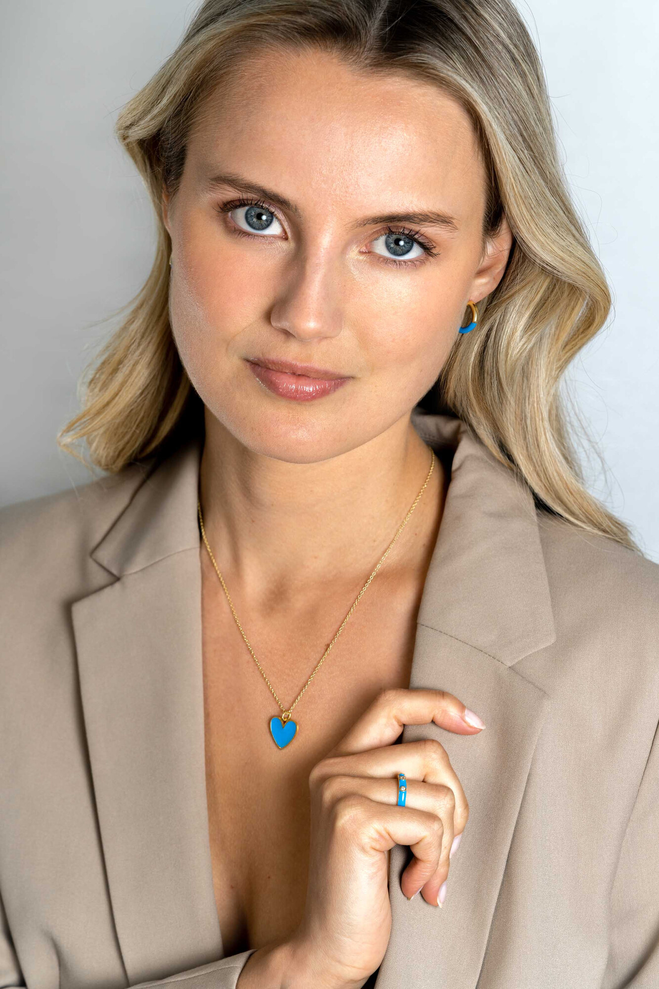 ZINZI gold plated zilveren aanschuifring trendy blauw emaille en witte zirconia's 3mm ZIR2315BC