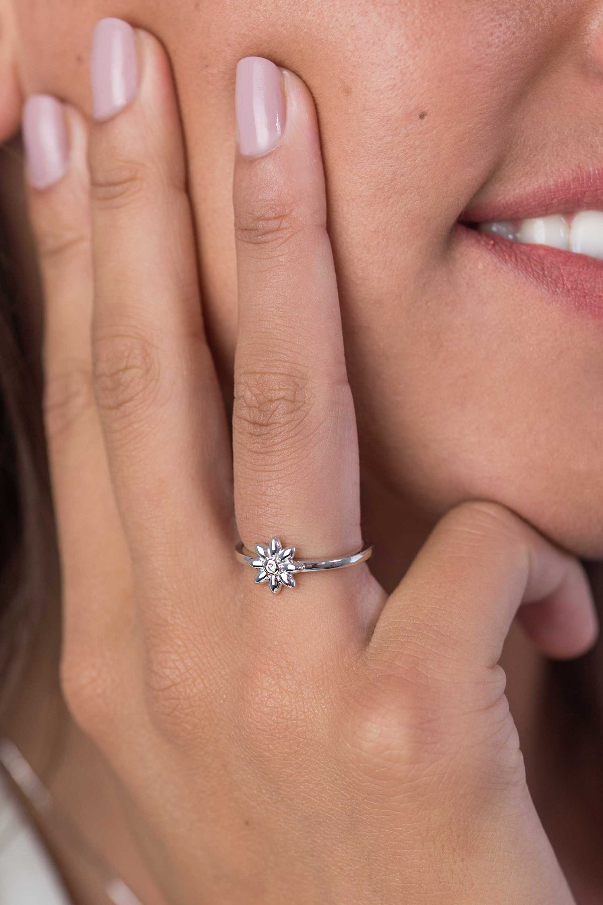 ZINZI zilveren ring bloem wit 9mm ZIR1888C