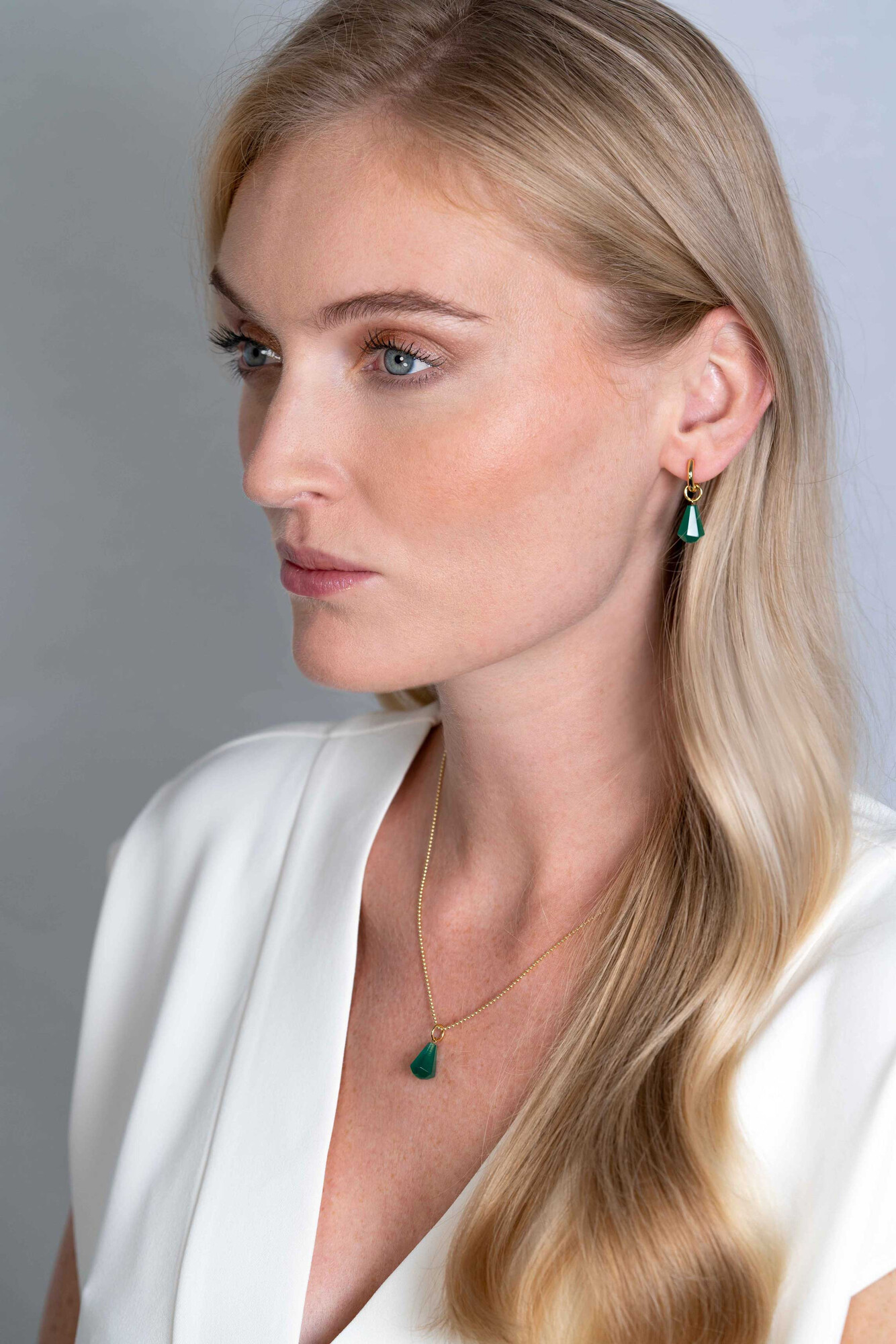 ZINZI zilveren oorbedels 14K geel verguld in kegelvorm met groen agaat 8mm ZICH2256G (zonder oorringen)