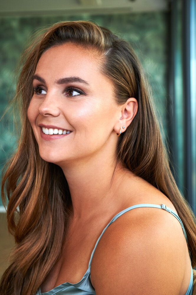 DECEMBER oorringen 13mm gold plated met geboortesteen blauw topaas zirconia
