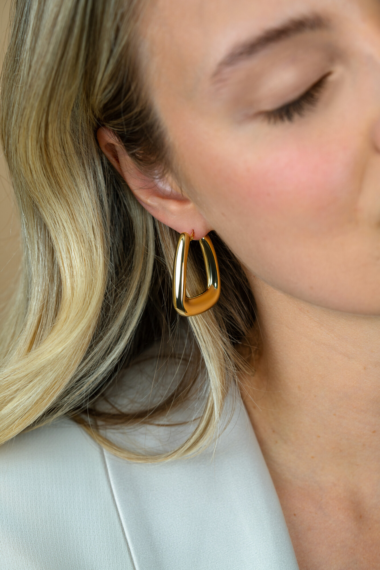 33mm ZINZI gold plated zilveren oorringen met brede buis en rechthoekig model, handige bovensluiting  ZIO2748G