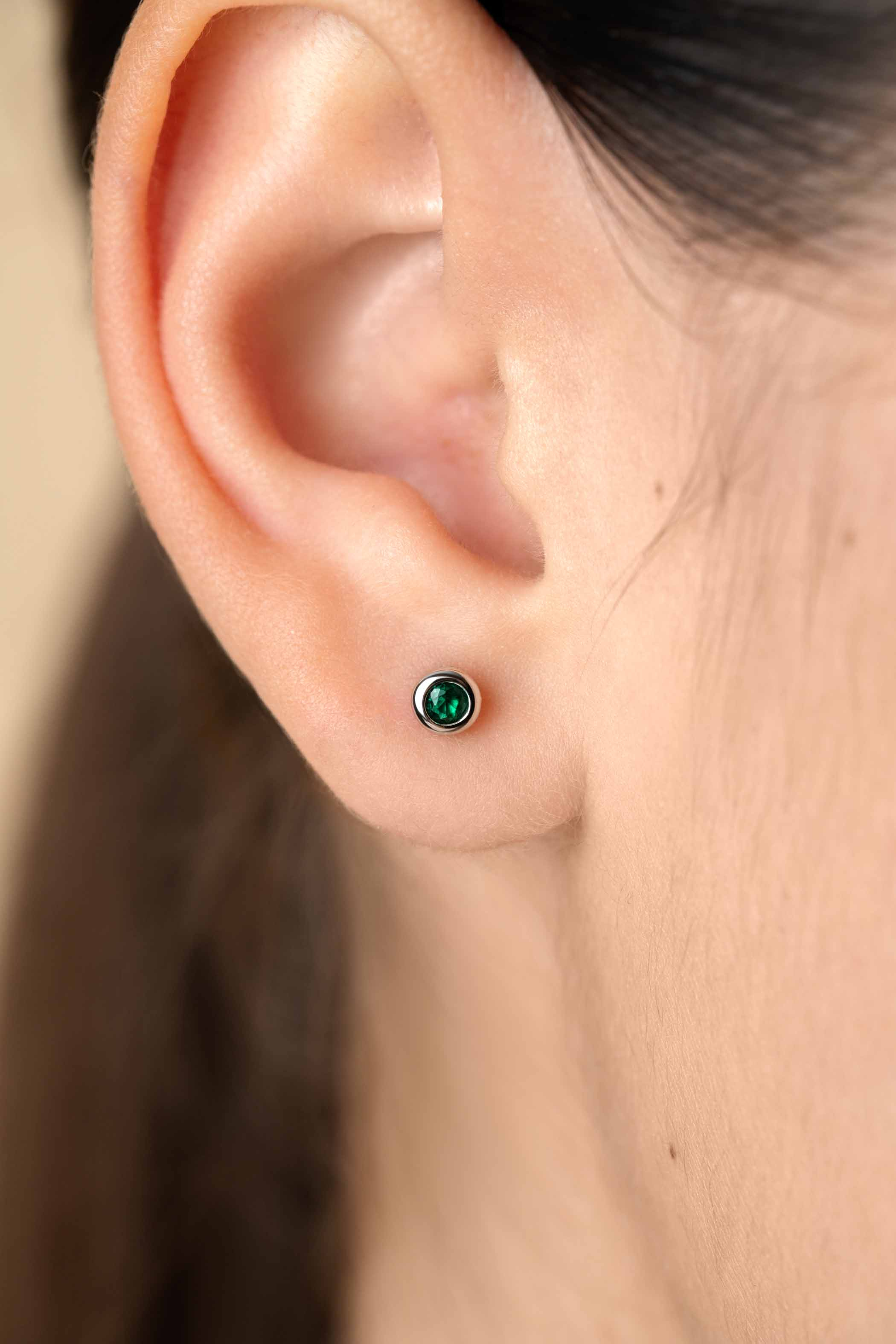 MEI oorknoppen 4mm zilver met geboortesteen groen smaragd zirconia

