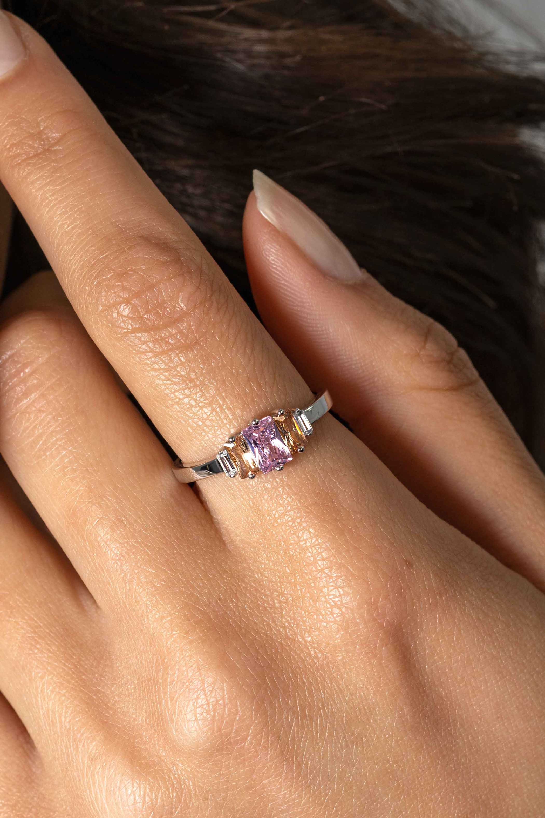 ZINZI zilveren ring, bezet met baguette geslepen zirconia's in de kleuren wit, champagne en roze ZIR2490C