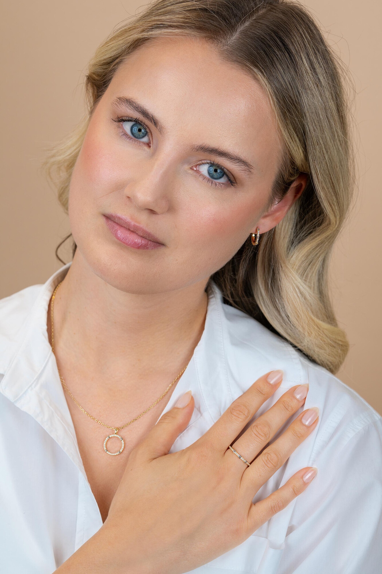 ZINZI goldplated zilveren ketting 45cm met open ronde hanger, verfraaid met X-details en witte zirkonia’s ZIC2814