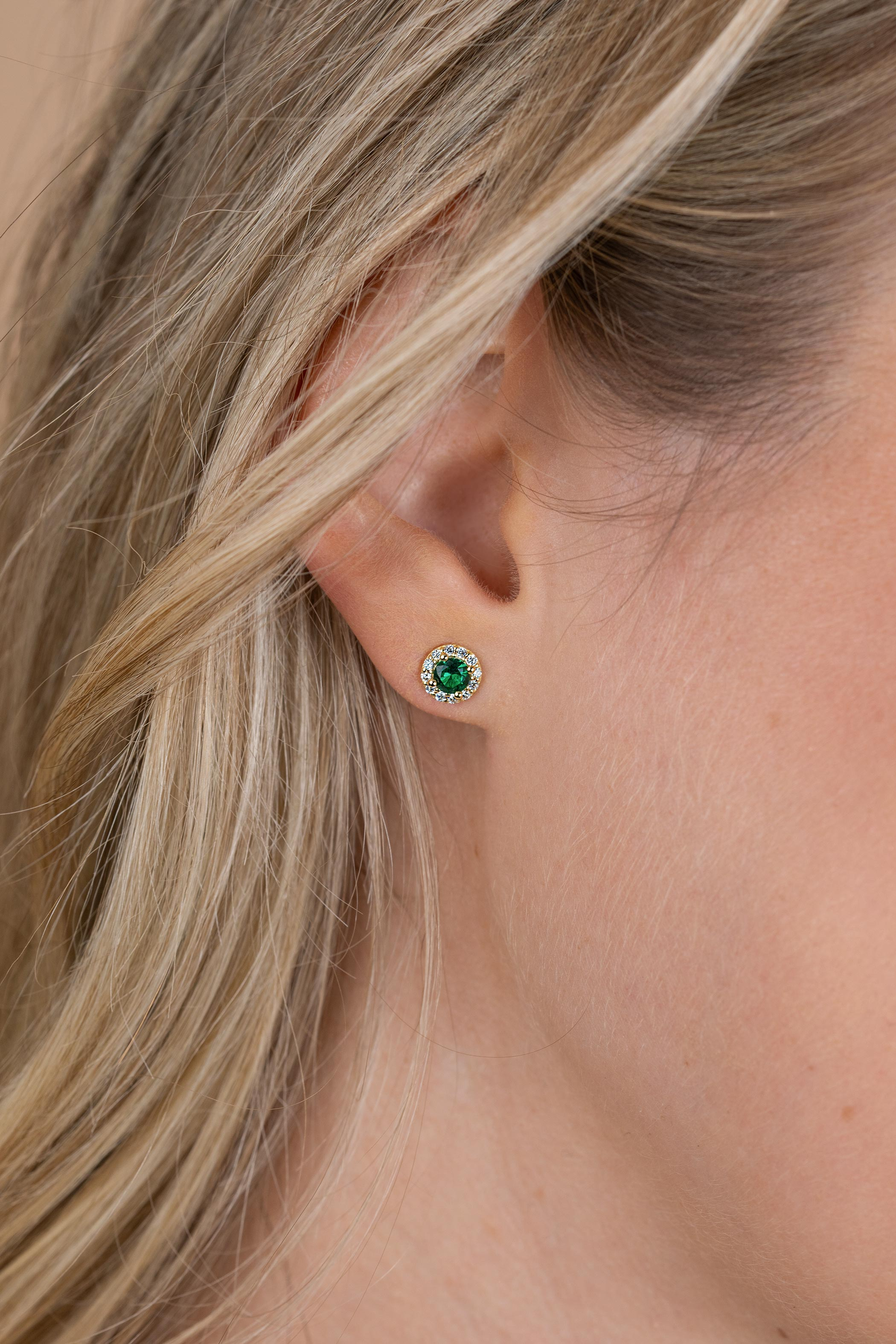 6,5mm ZINZI goldplated zilveren oorstekers met smaragdgroene kleursteen in entourage zetting ZIO2697G