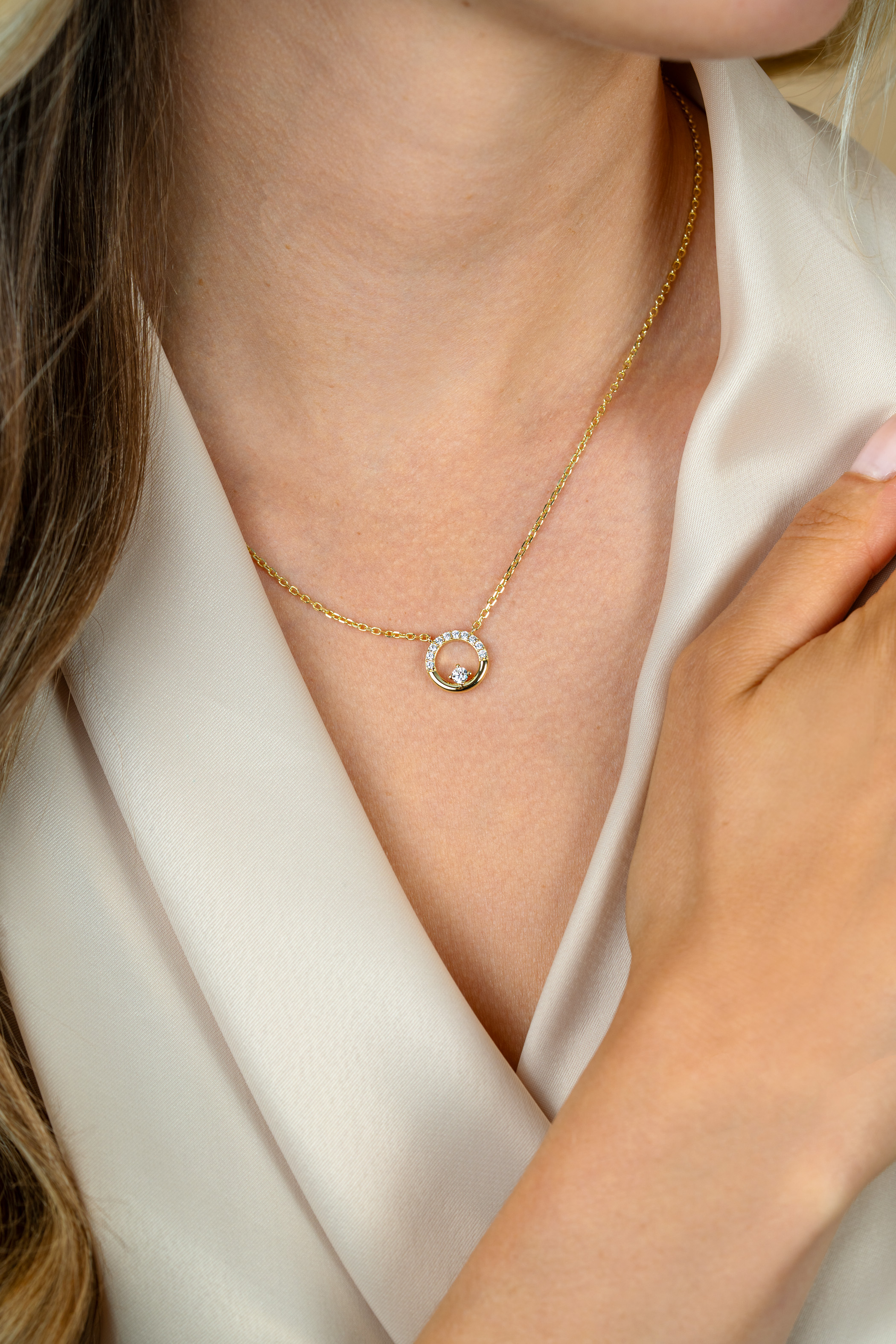 ZINZI gold plated zilveren ketting 42–45cm met ronde open hanger (12mm) en bezet met witte zirkonia's ZIC2725Y