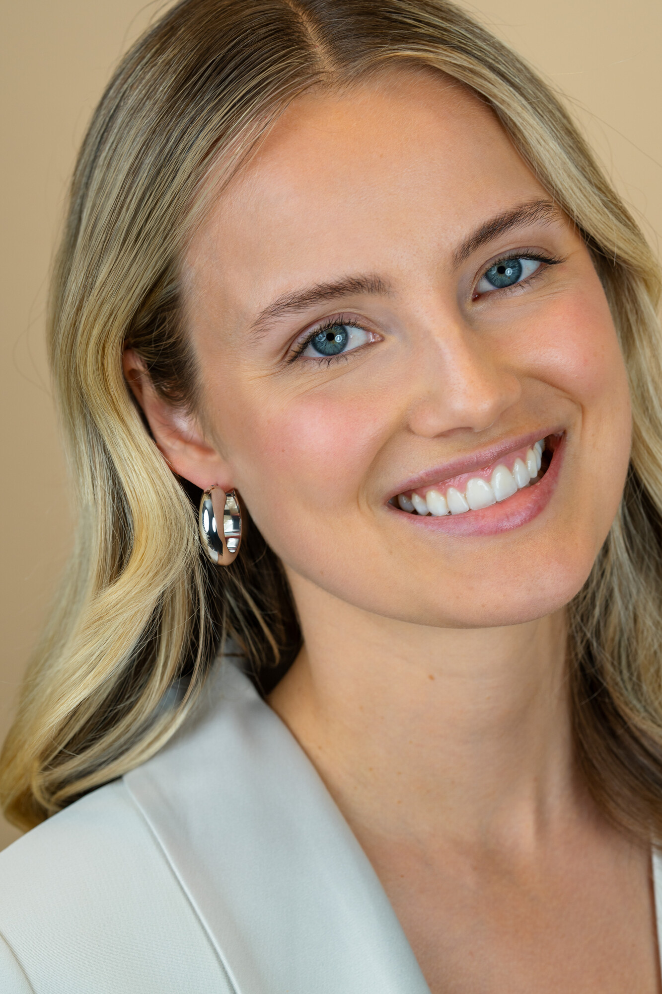 28mm ZINZI zilveren oorringen met brede buis (8mm) en rond model, handige bovensluiting  ZIO2749