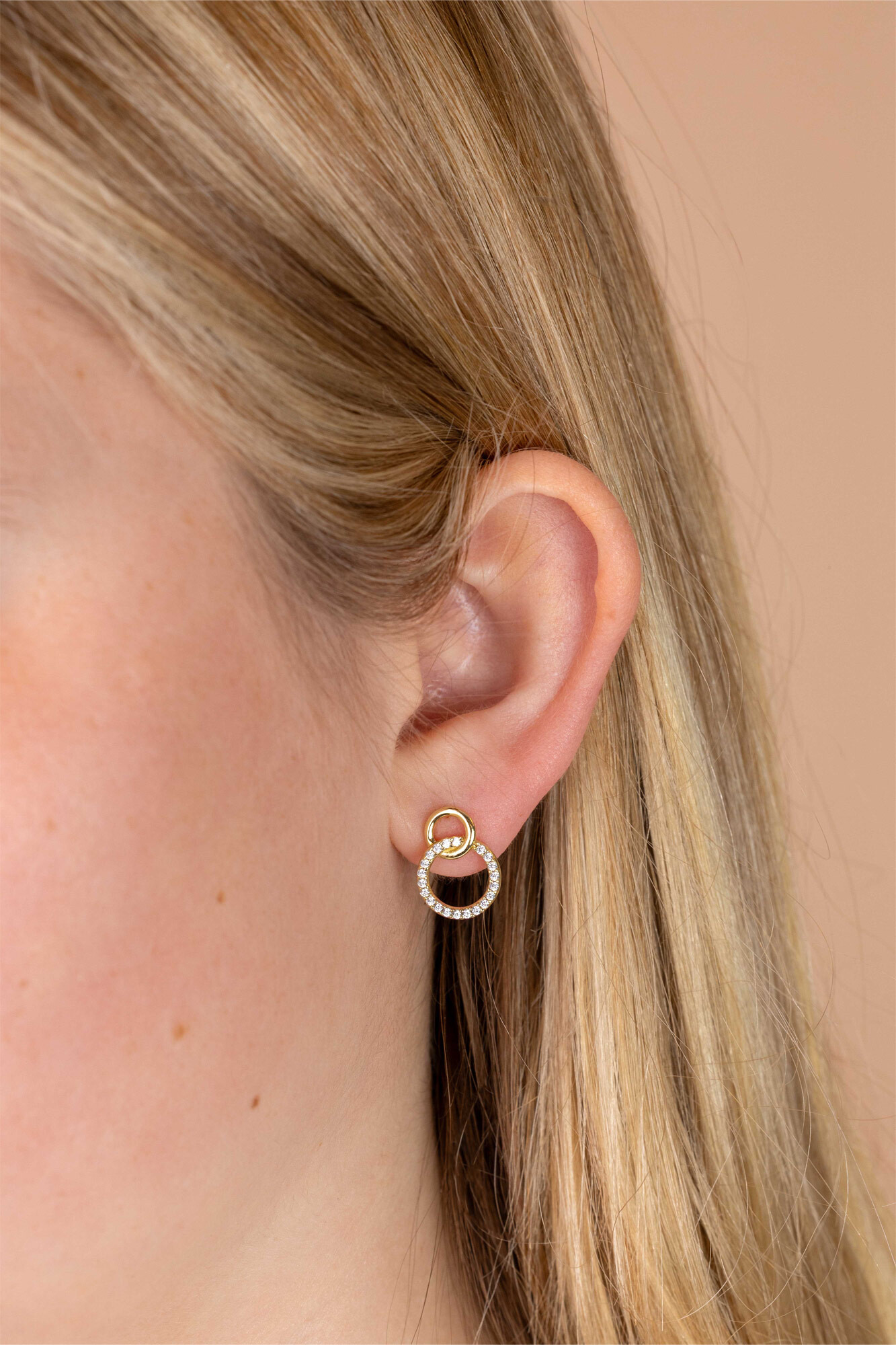15mm ZINZI gold plated zilveren oorknoppen twee open rondjes verbonden en witte zirkonia's ZIO1782Y
