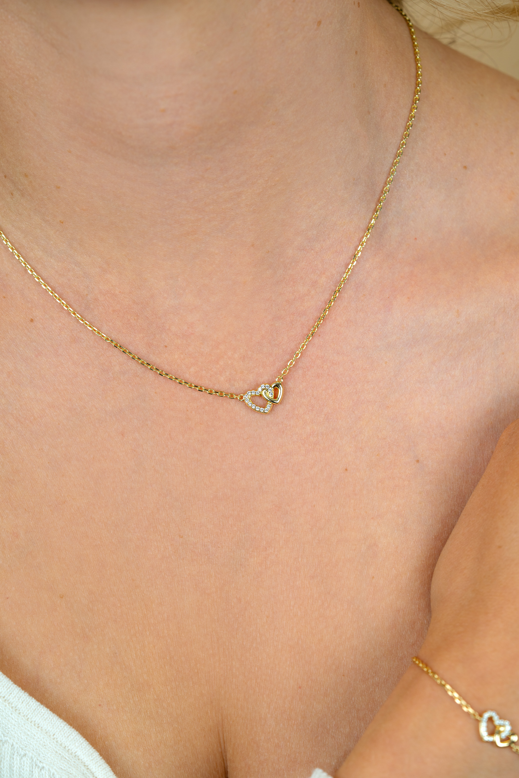 ZINZI gold plated zilveren ketting 42–45cm met verbonden hartjes, witte zirkonia's ZIC2493Y