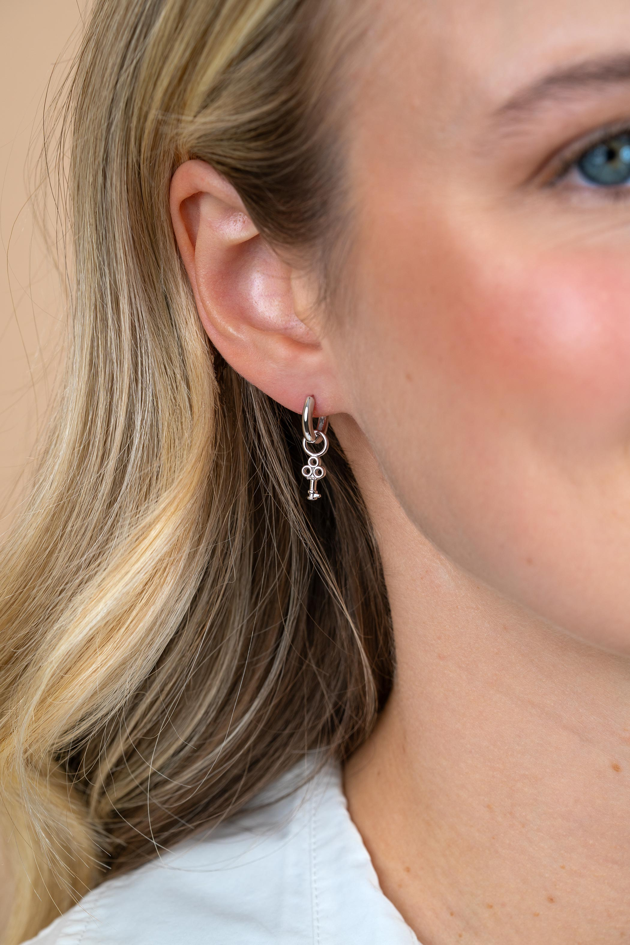 8mm ZINZI zilveren oorbedels met sierlijke miniatuur sleutel ZICH2824 (zonder oorringen)