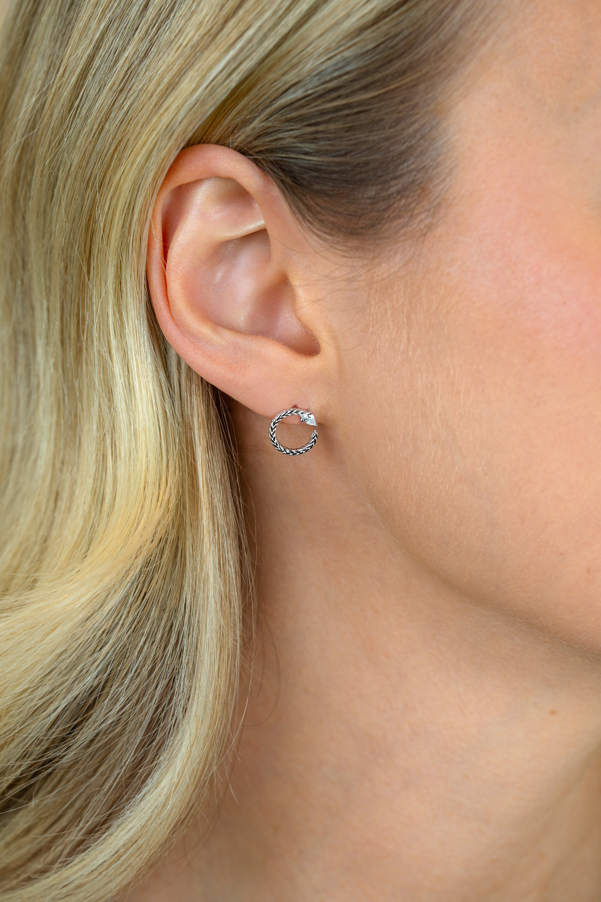 10mm ZINZI zilveren oorstekers open ronde slang met zirkonia ZIO2722