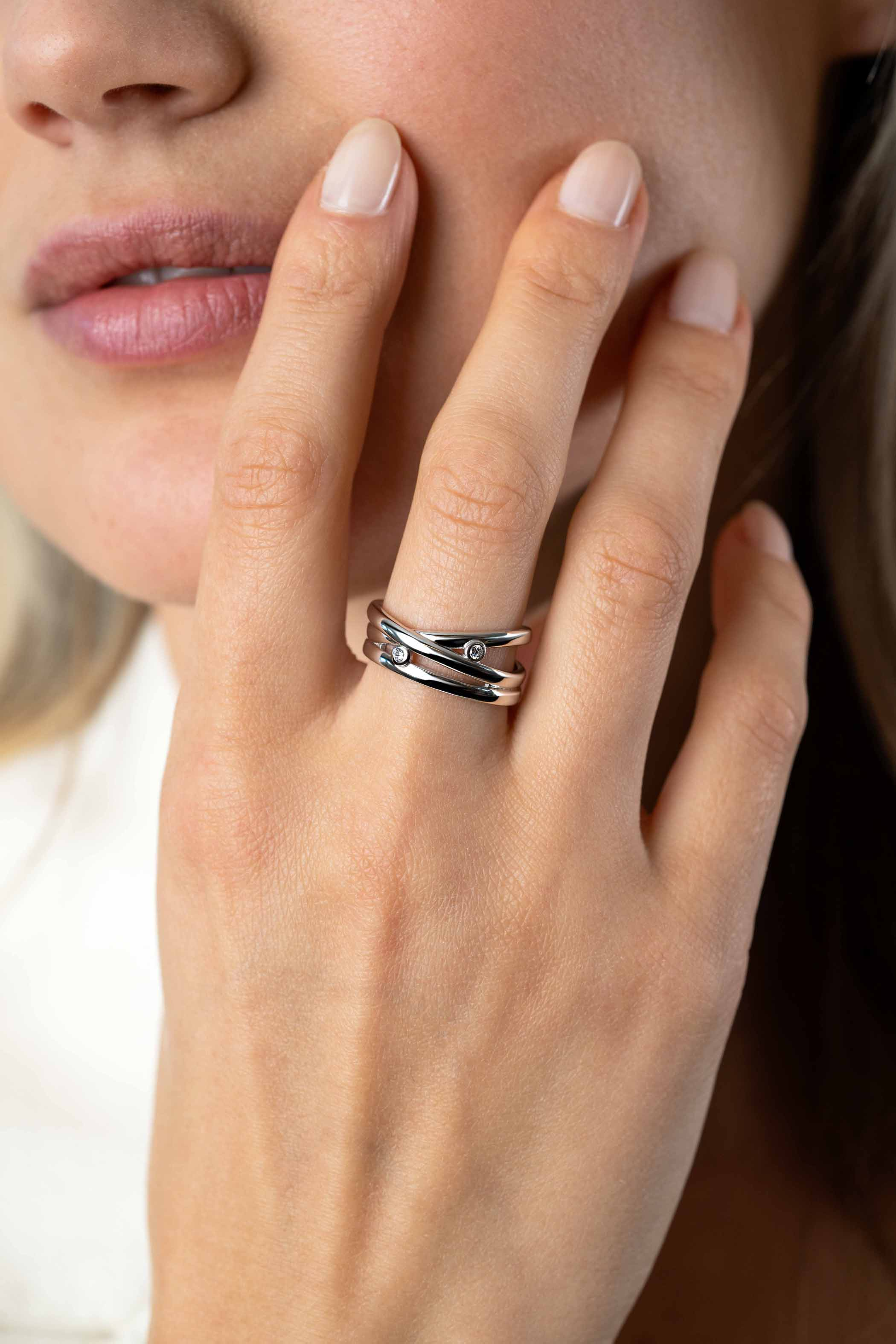 ZINZI zilveren cross-over ring met gladde banen en ronde zettingen met witte zirconia ZIR2571C