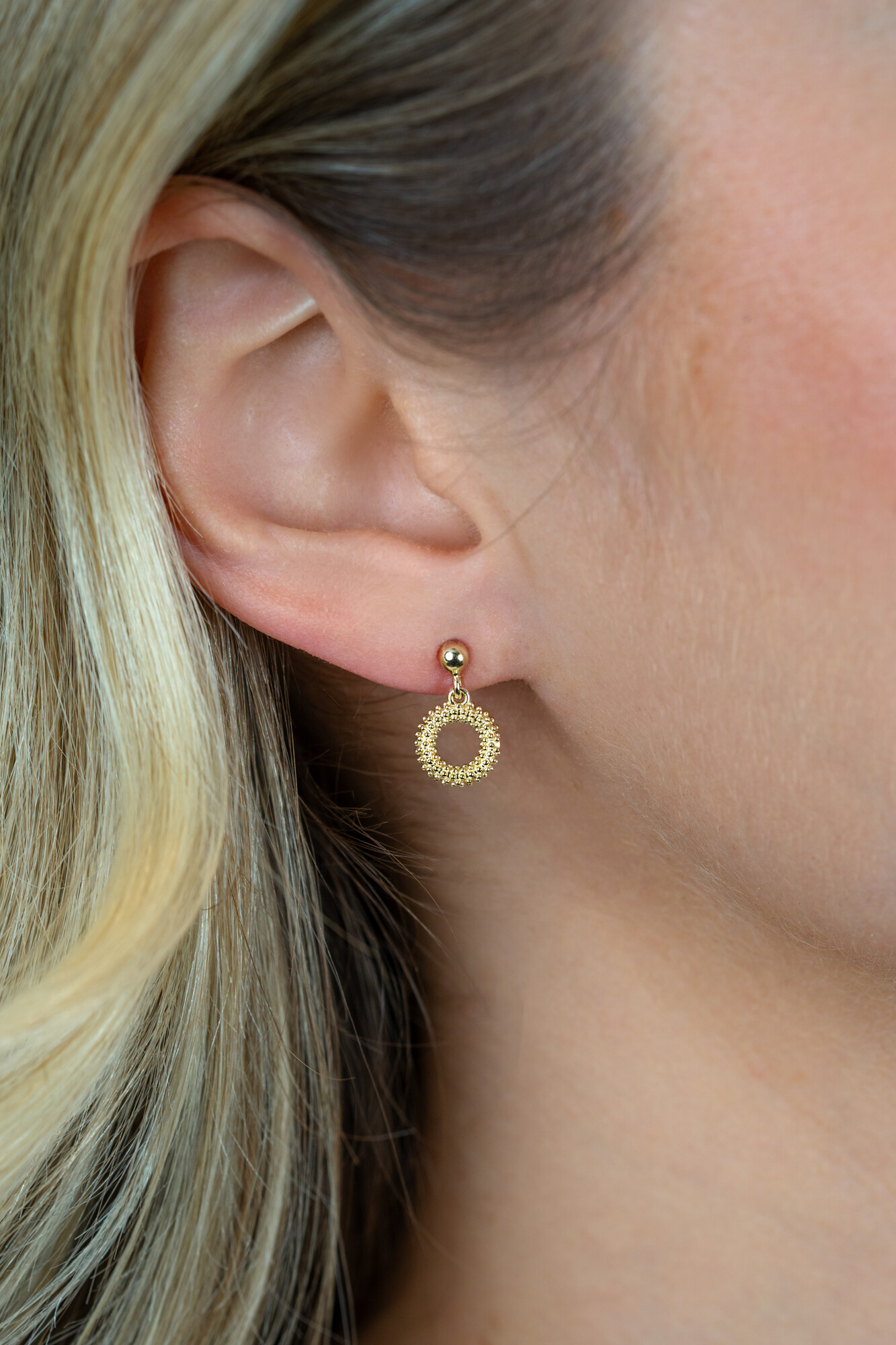 14mm ZINZI gold plated zilveren oorstekers met open rondje van 8,5mm voorzien van een bolstructuur ZIO2704G