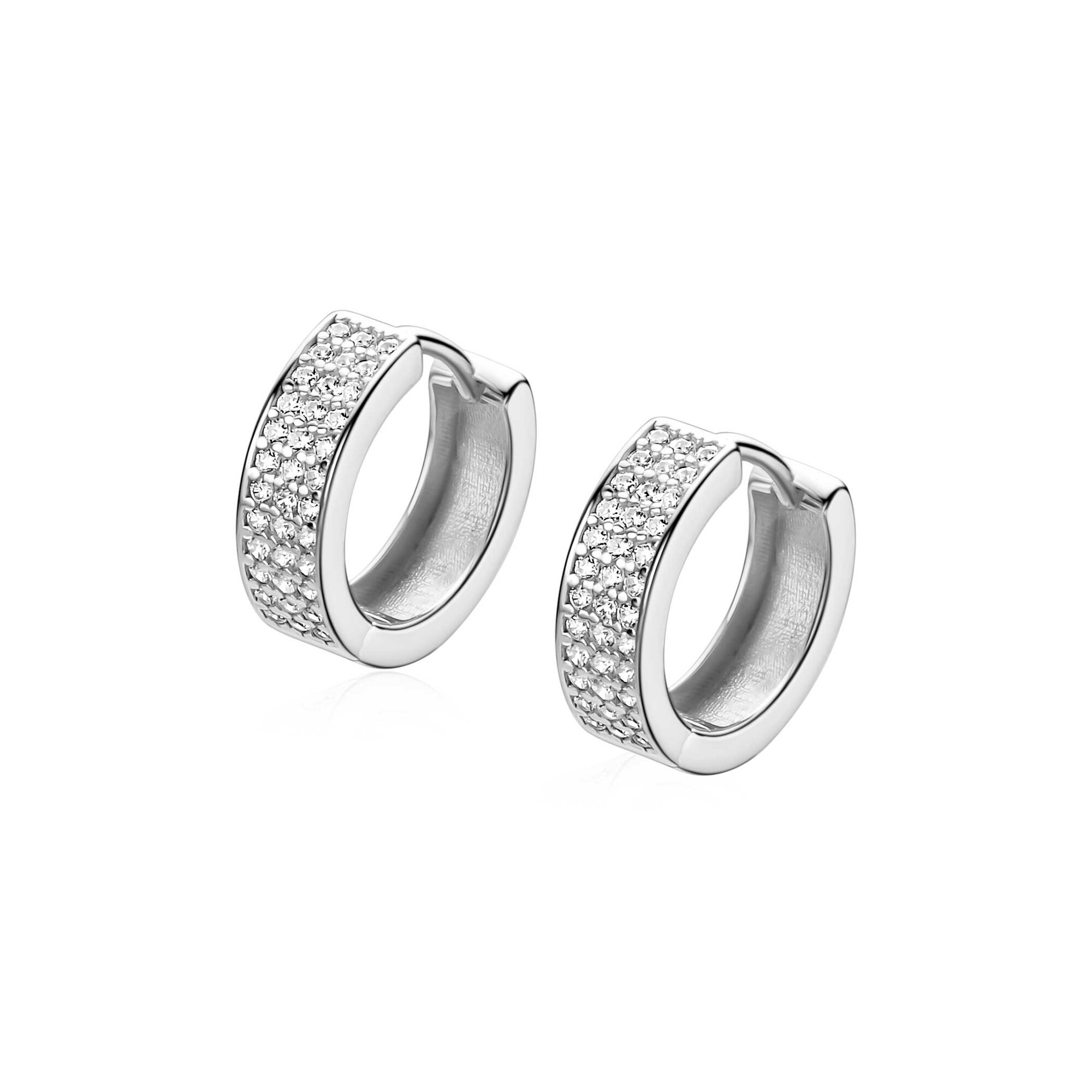 13mm ZINZI zilveren brede oorringen bezet met drie rijen schitterende witte zirkonia’s, luxe klapsluiting ZIO2862
