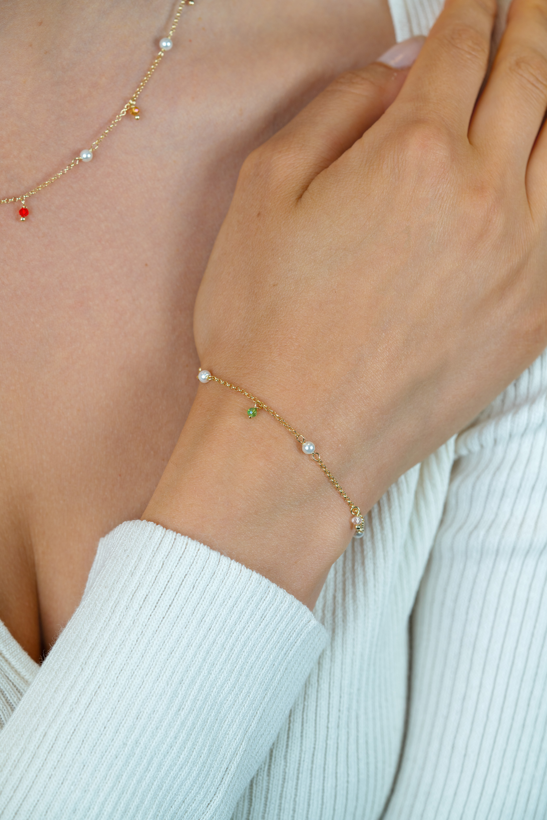 ZINZI gold plated zilveren armband met witte parels en bungelende beads (5,5 mm) in frisse kleuren 17-20cm ZIA2705G