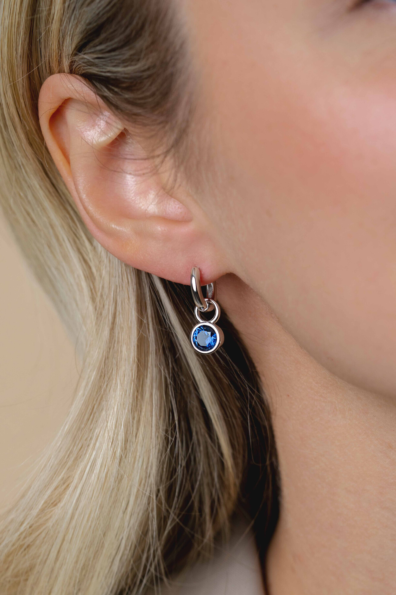 ZINZI zilveren oorbedels 7mm rond donkerblauw ZICH1486DB (zonder oorringen)