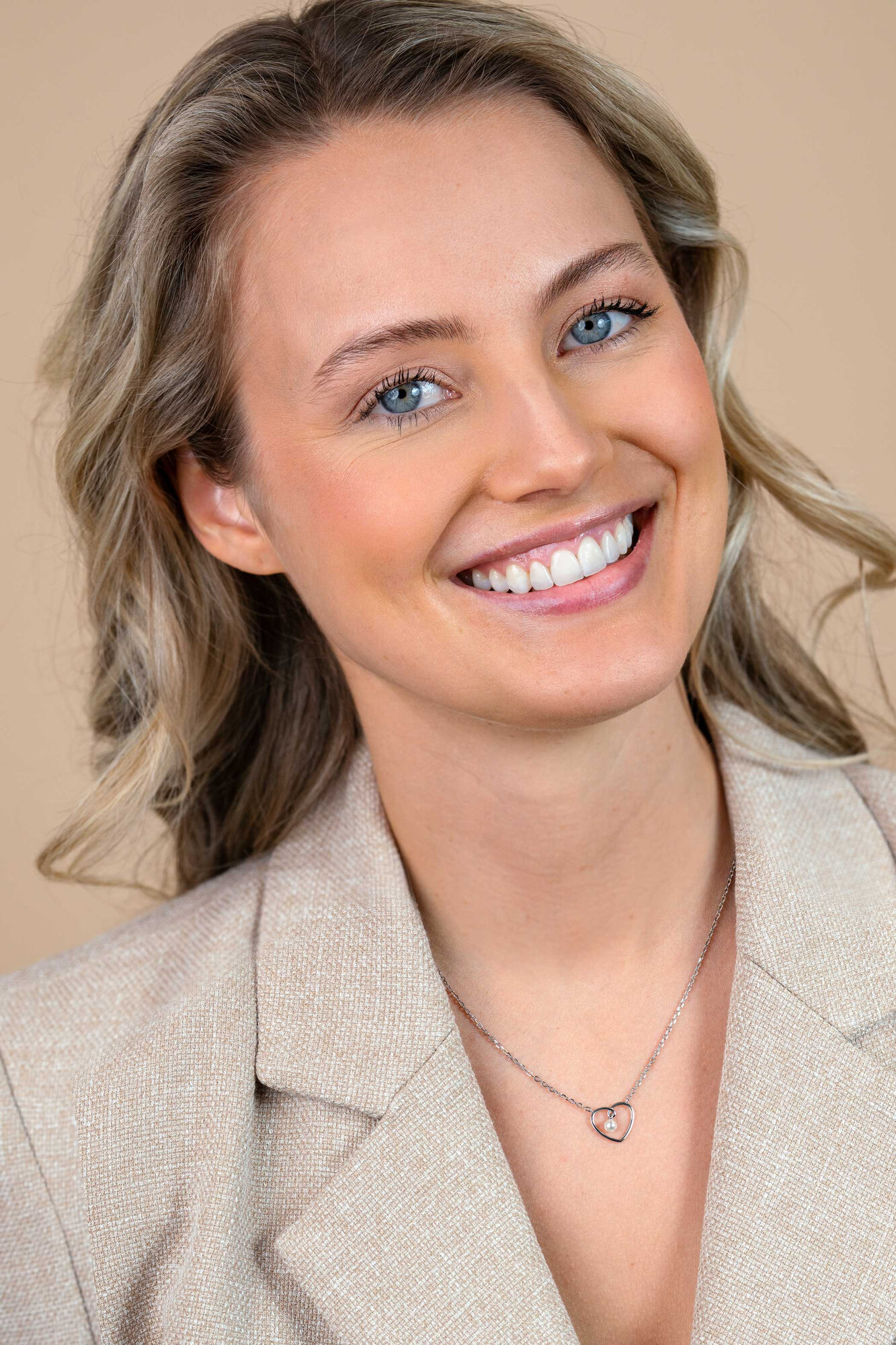 ZINZI zilveren ketting met opengewerkt hart (12mm) en bungelend witte parelhanger 42-45cm ZIC2865