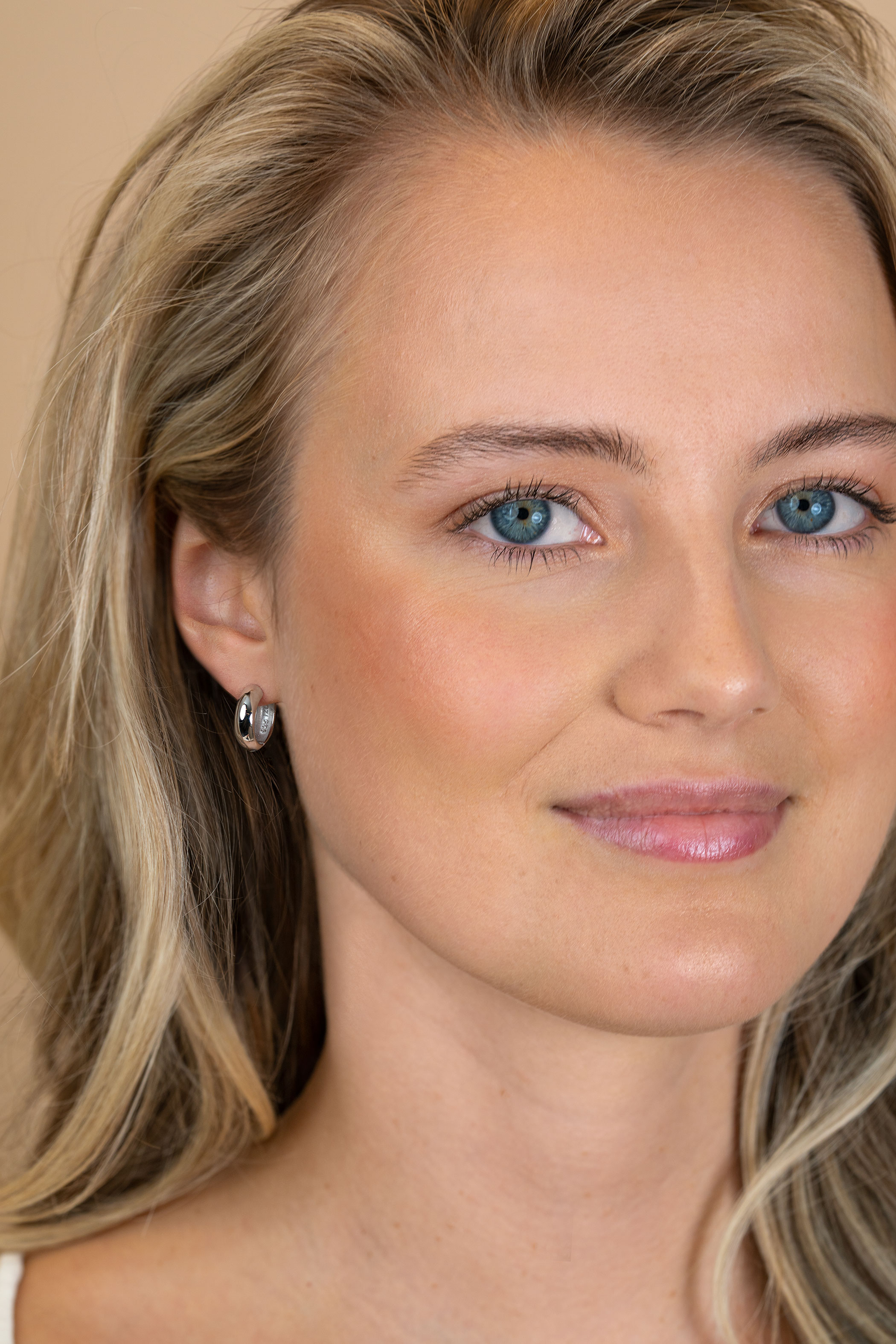 15,5mm ZINZI zilveren gladde oorringen met brede ronde buis 5mm met luxe klapsluiting ZIO2792