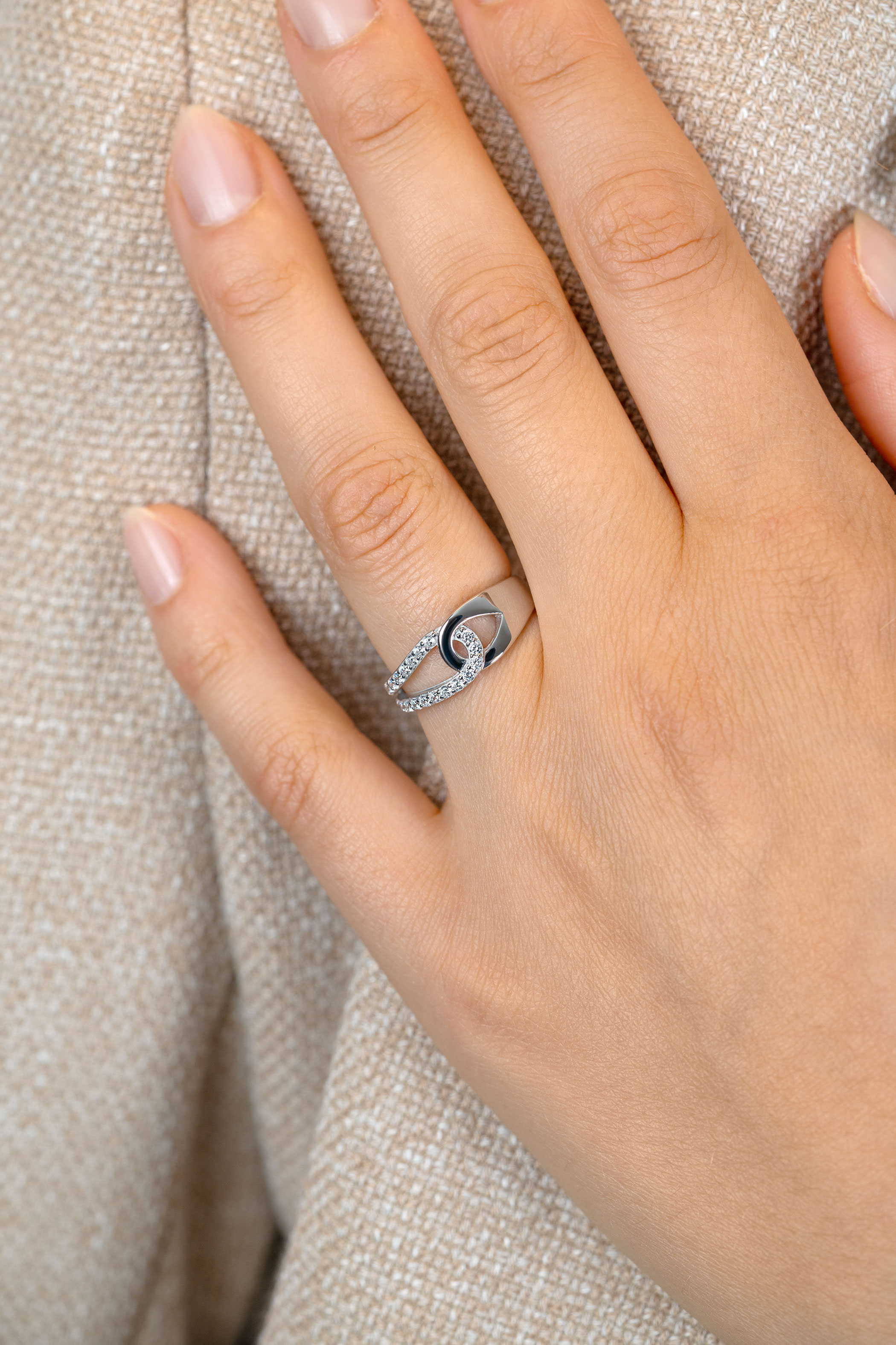 ZINZI zilveren ring met twee in elkaar gevlochten druppelvormen ZIR2768C