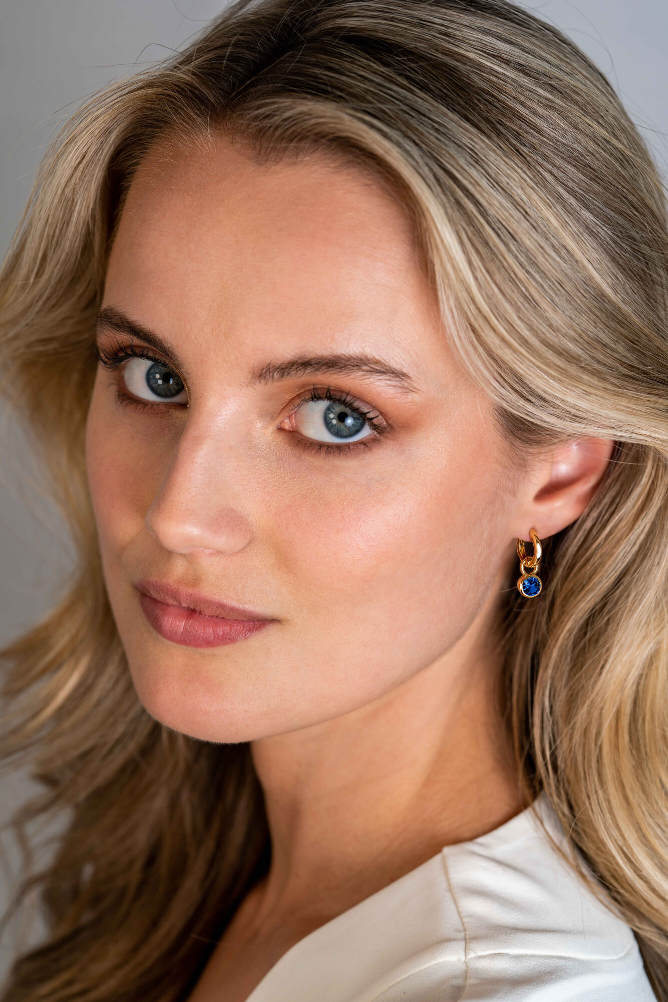 SEPTEMBER oorbedels gold plated met geboortesteen blauw saffier zirconia (excl. oorringen)
