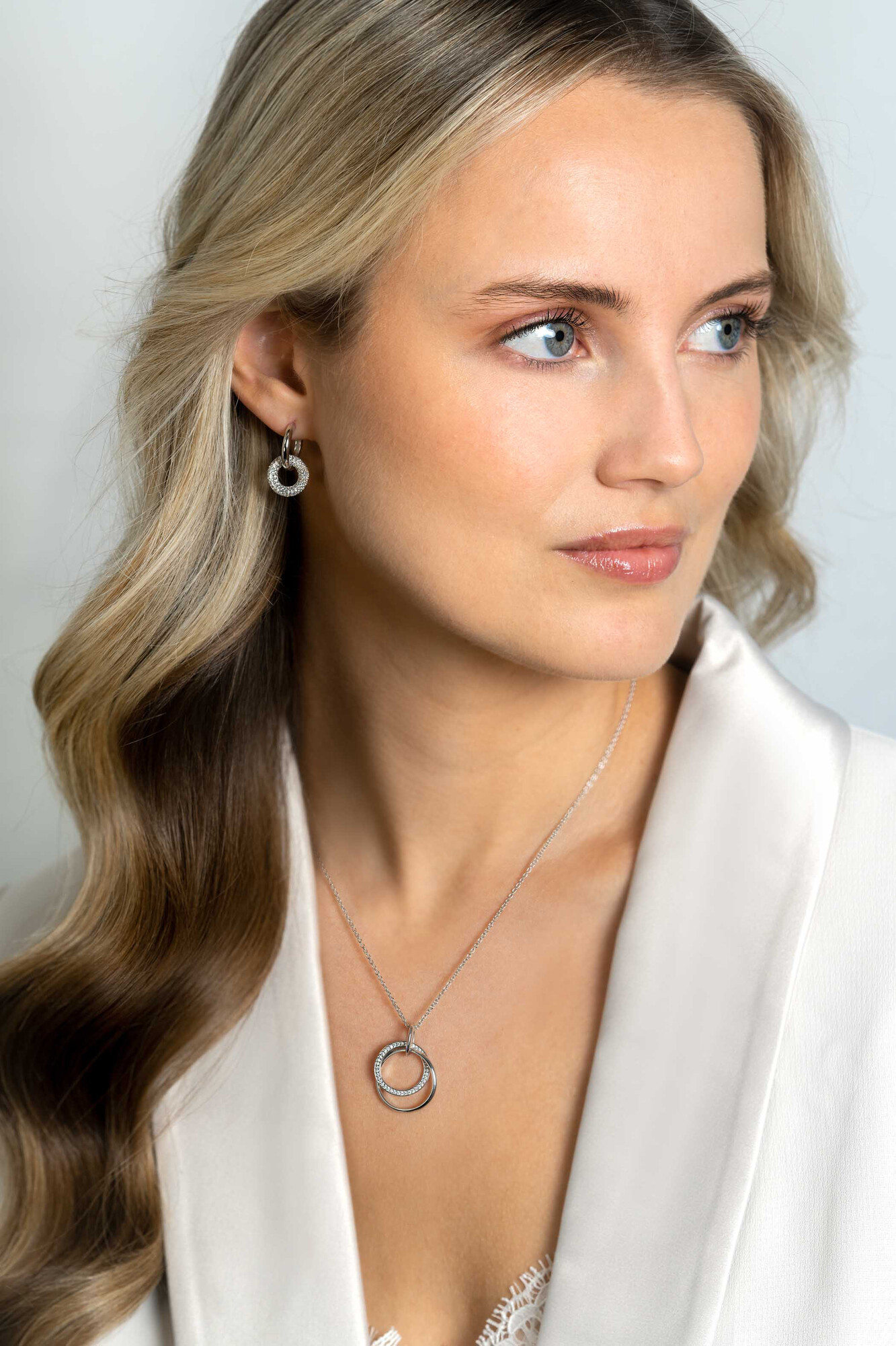 26mm ZINZI zilveren hanger, waarbij twee grote ronde ringen met elkaar verweven zijn. Bezet met witte zirconia's ZIH2431 (zonder collier)