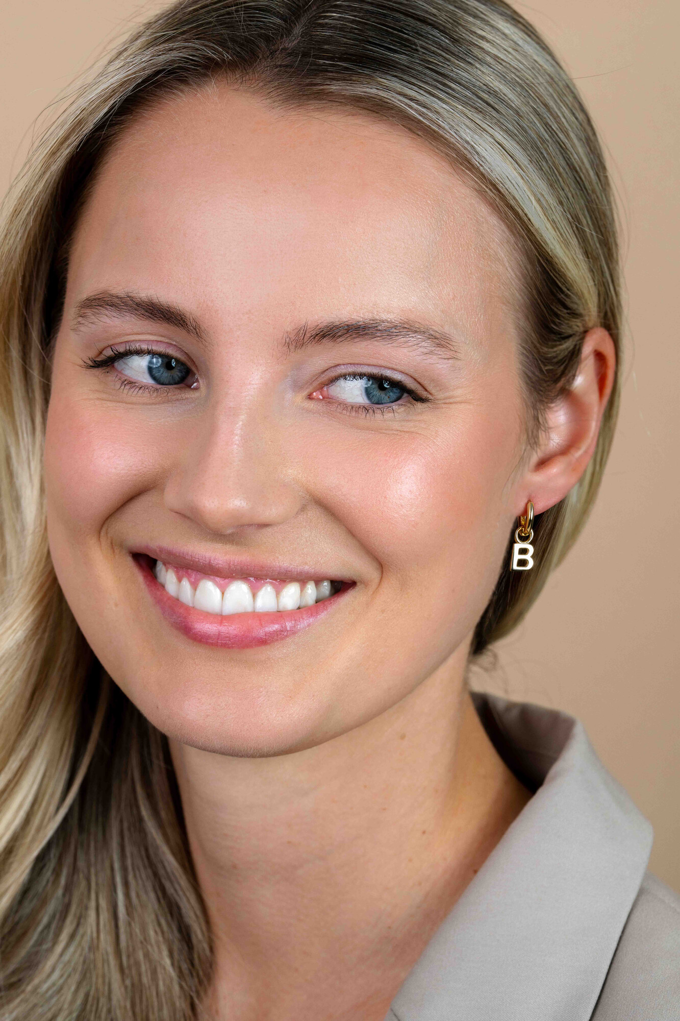 ZINZI zilveren geelvergulde letter oorbedel B per stuk geprijsd ZICH2145B. (zonder oorringen).