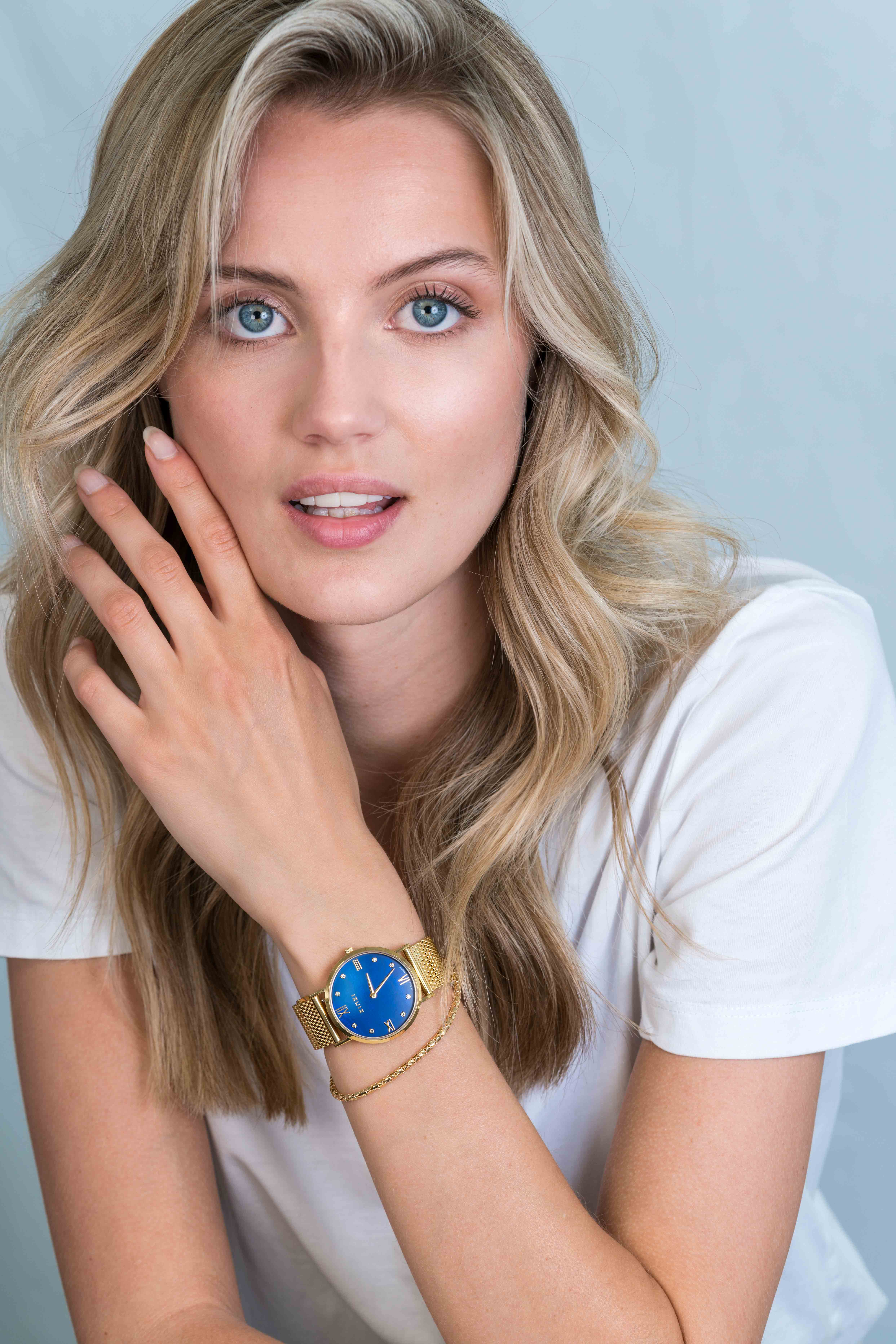 ZINZI Roman horloge donkerblauwe parelmoer wijzerplaat, geelgoudkleurige stalen kast, witte zirconia's bij uuraanduiding, geelgoudkleurige stalen mesh band 34mm extra dun ZIW547M
