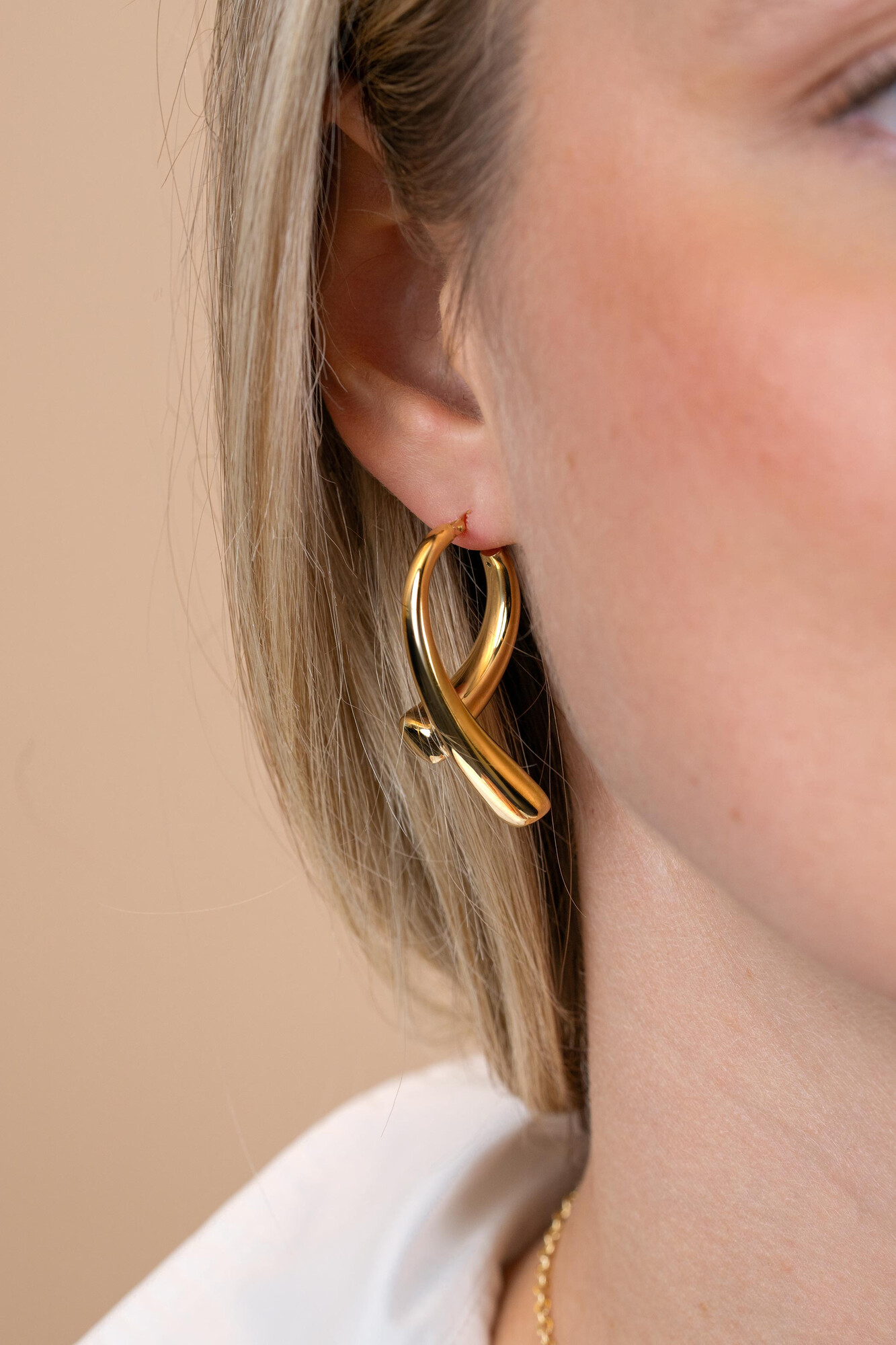 35mm ZINZI goldplated zilveren grote oorringen in organische druppelvorm met vloeiende lijnen en handige bovensluiting ZIO2786G