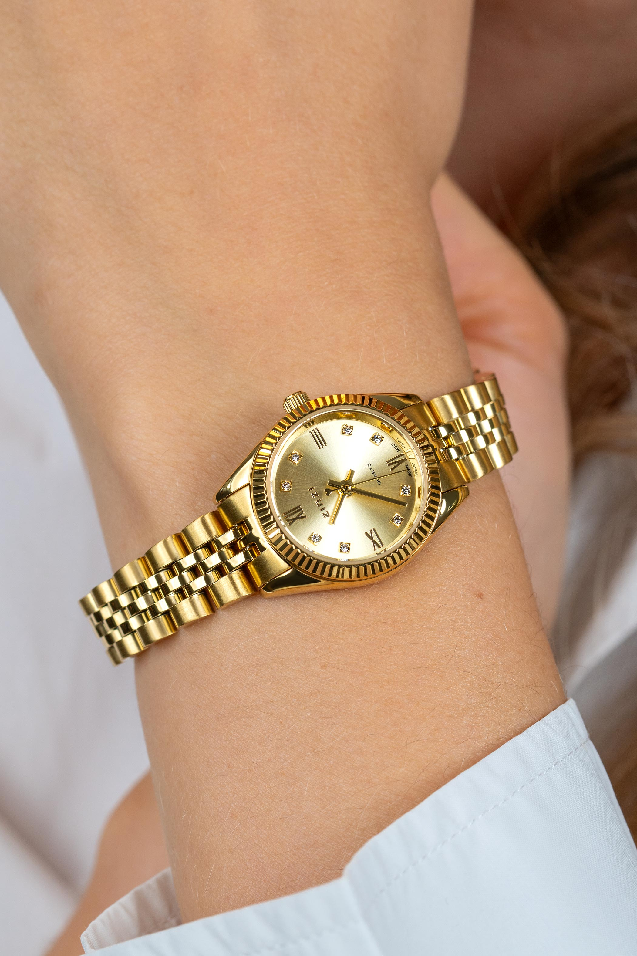 ZINZI Mini Iconic horloge 24mm met goudkleurige wijzerplaat, witte zirkonia's als uur-aanduiding en stalen geelgoudkleurige kast en band, Japans uurwerk ZIW2710
