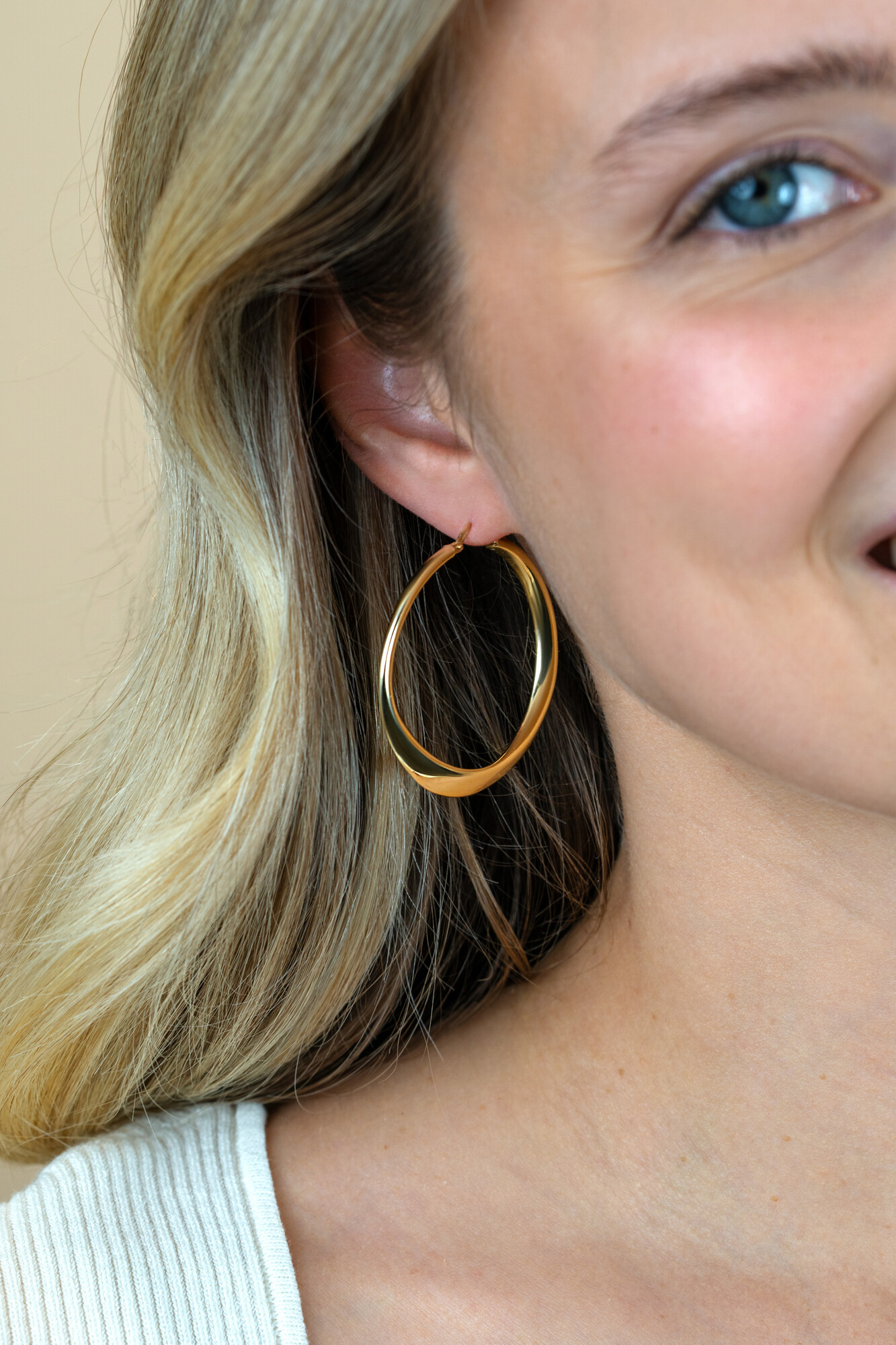 40mm ZINZI gold plated zilveren oorringen met organisch gevormde buis 3,5mm breed en handige bovensluiting ZIO2702G