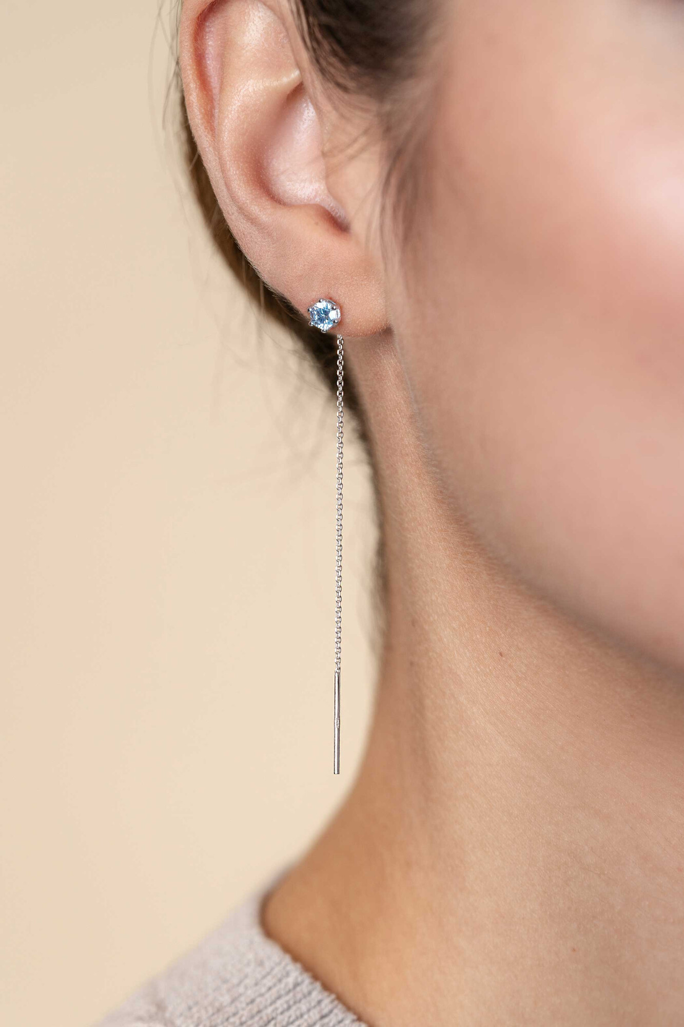 80mm ZINZI zilveren doortrek oorbellen met chatonzetting 5mm witte zirconia en sierlijk kettinkje ZIO2576
