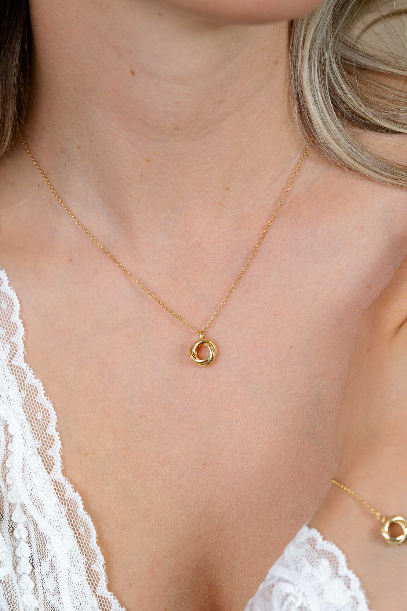 ZINZI gold plated zilveren collier 45cm met hanger van drie verbonden ringen (knoop-stijl) ZIC2890G