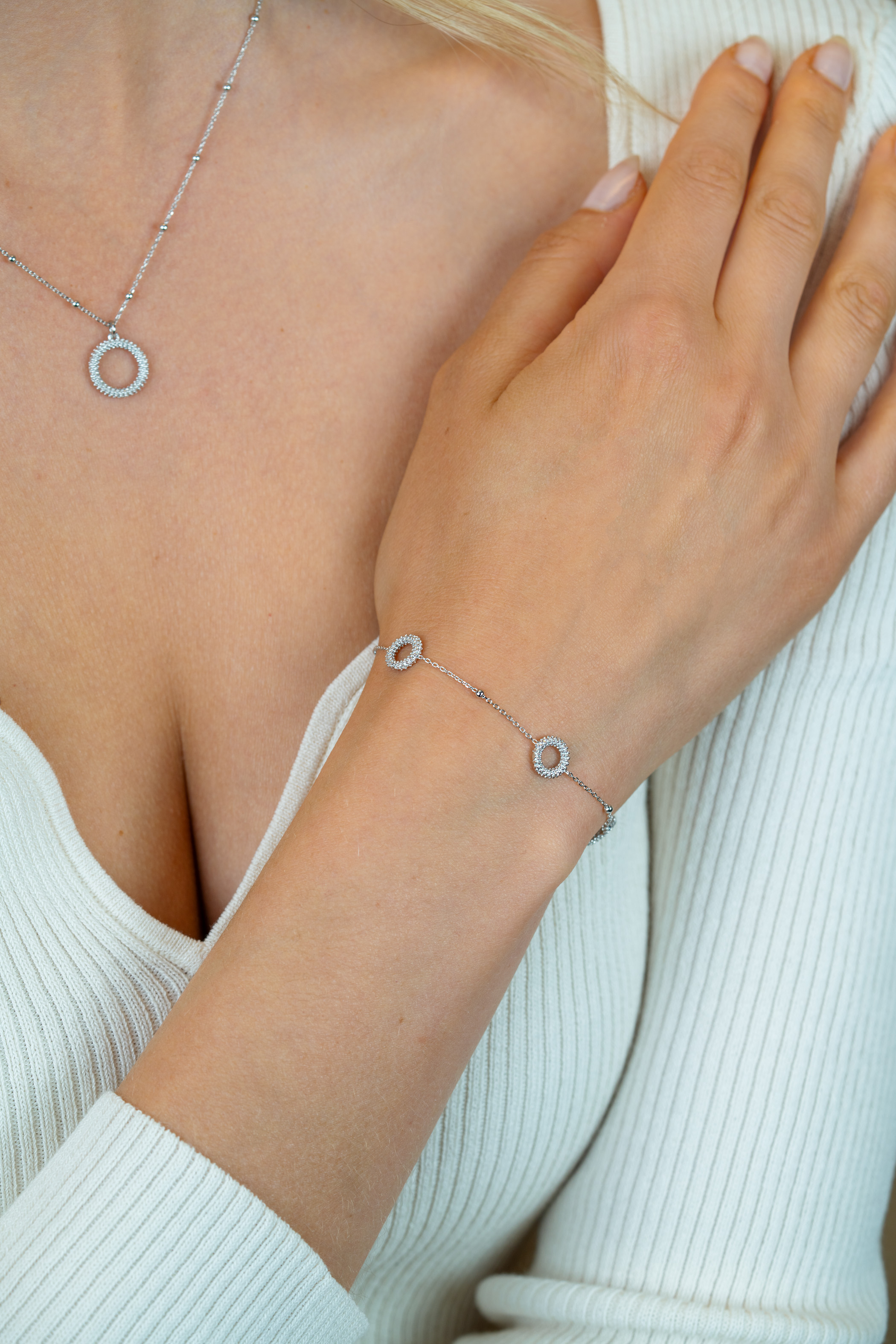 ZINZI zilveren armband met drie open rondjes (8,5mm) voorzien van een bolstructuur 17-20cm ZIA2704