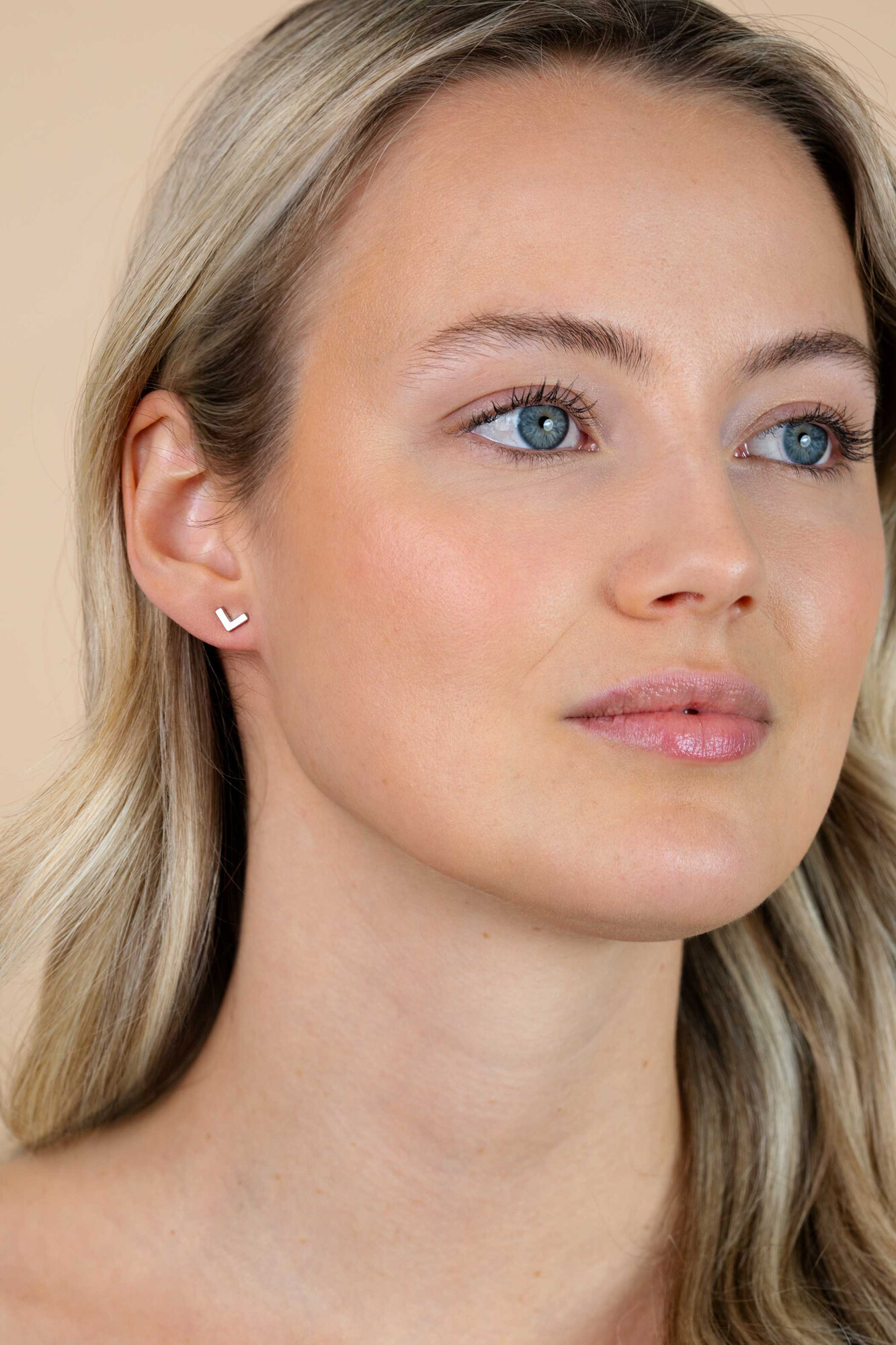 ZINZI zilveren oorknoppen glad V-vorm 7mm ZIO1380