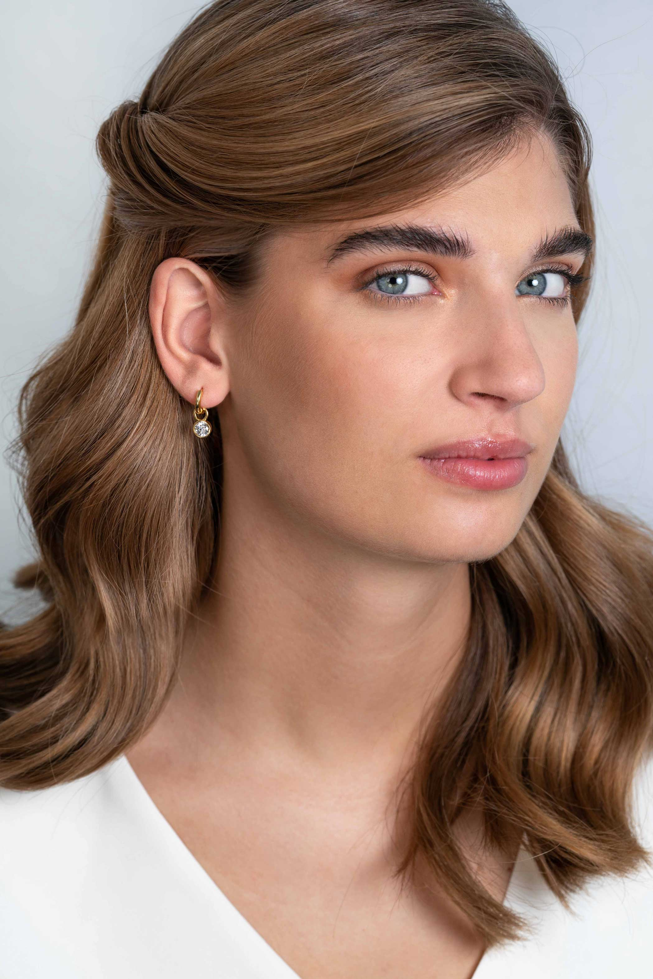 ZINZI zilveren oorbedels 14K geelverguld 7mm rond wit ZICH1486Y (zonder oorringen)