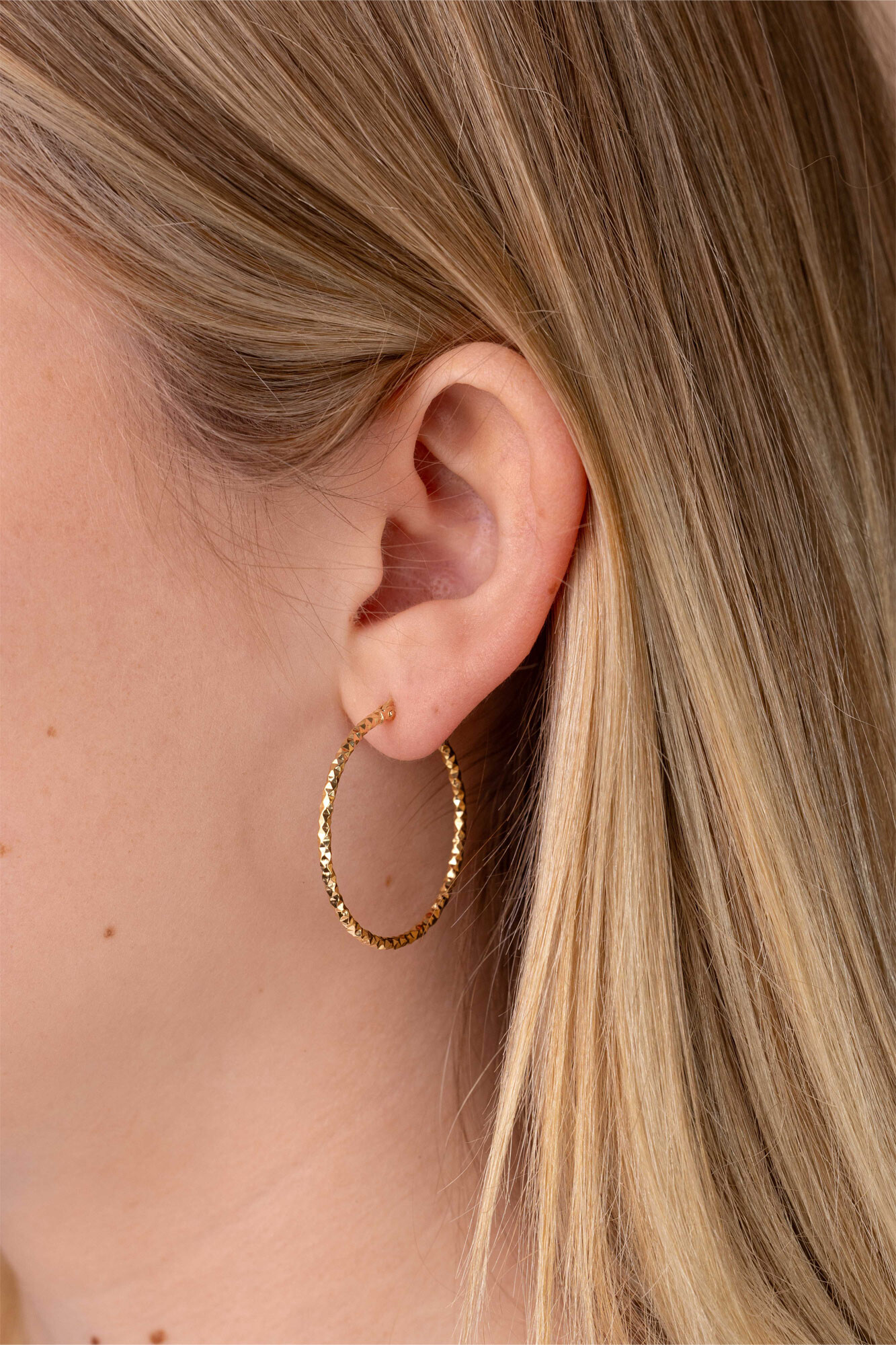 33mm ZINZI gold plated zilveren grote oorringen met gefacetteerde buis en handige bovensluiting ZIO2911G