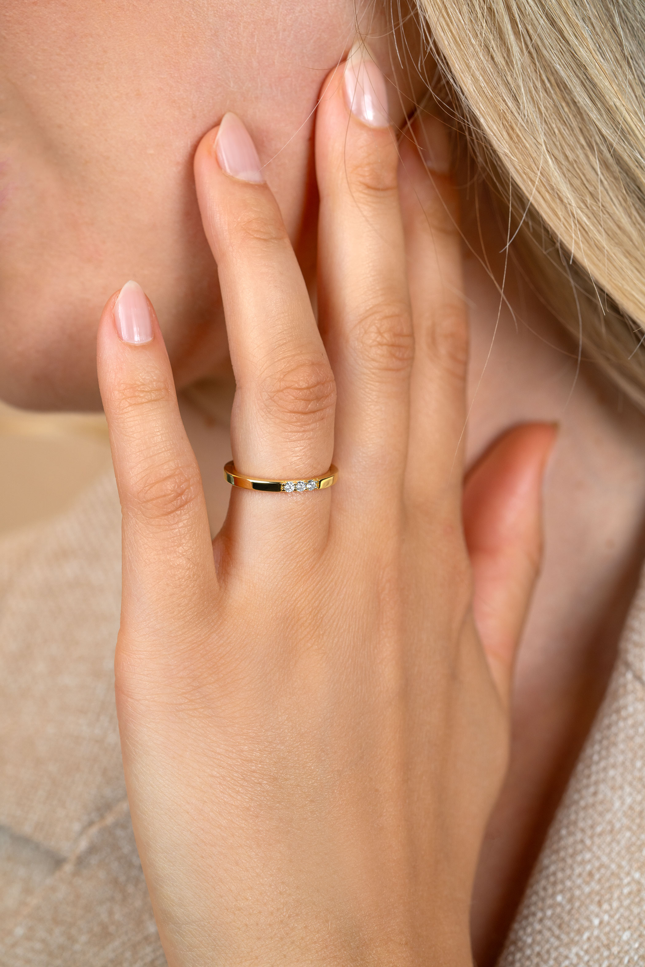 ZINZI goldplated zilveren gladde aanschuifring bezet met drie witte zirconia's ZIR2130Y