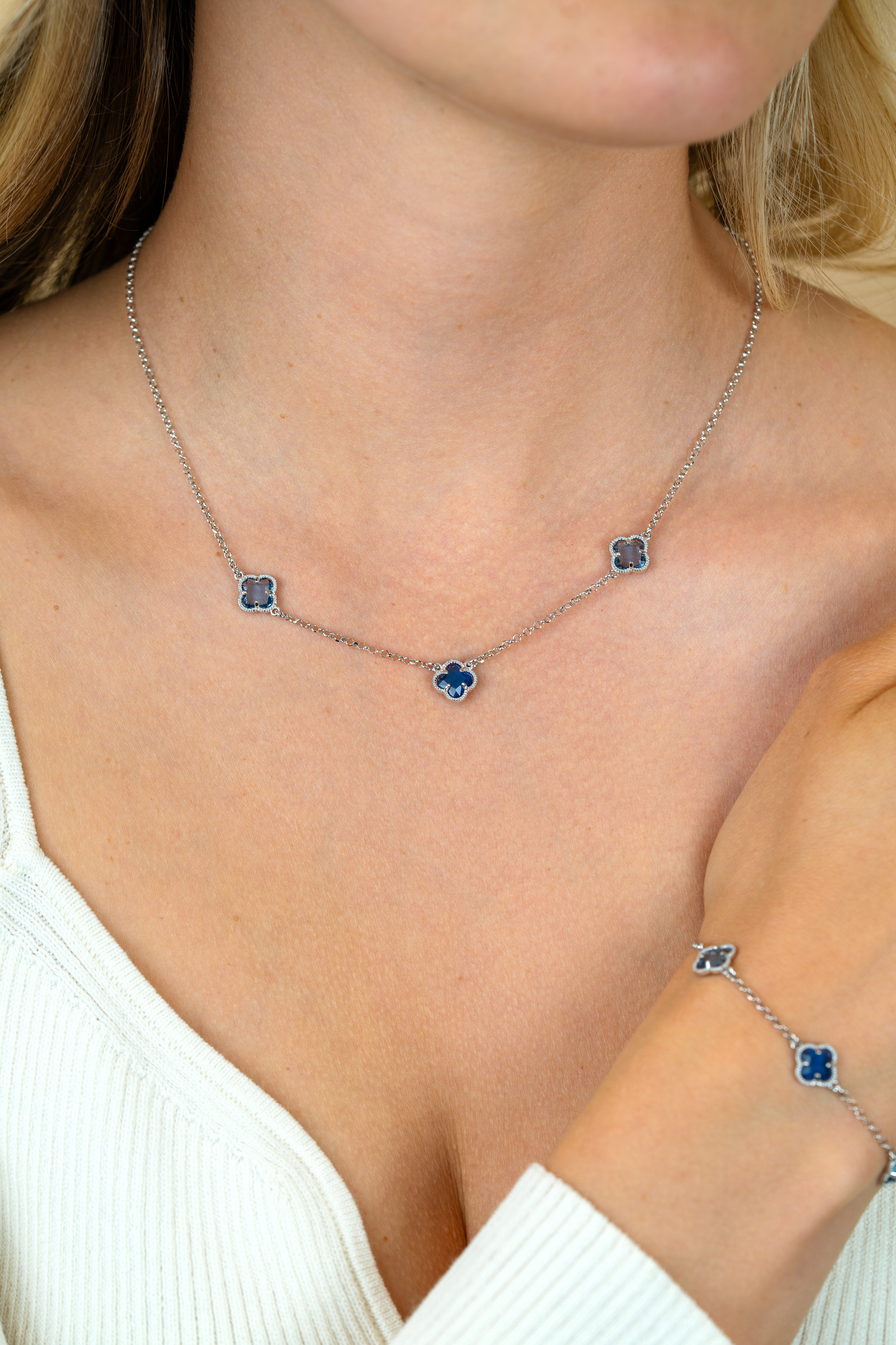 ZINZI zilveren schakelketting met twee lichtblauwe klavers en een donkerblauwe klaver 42-45cm ZIC2663B