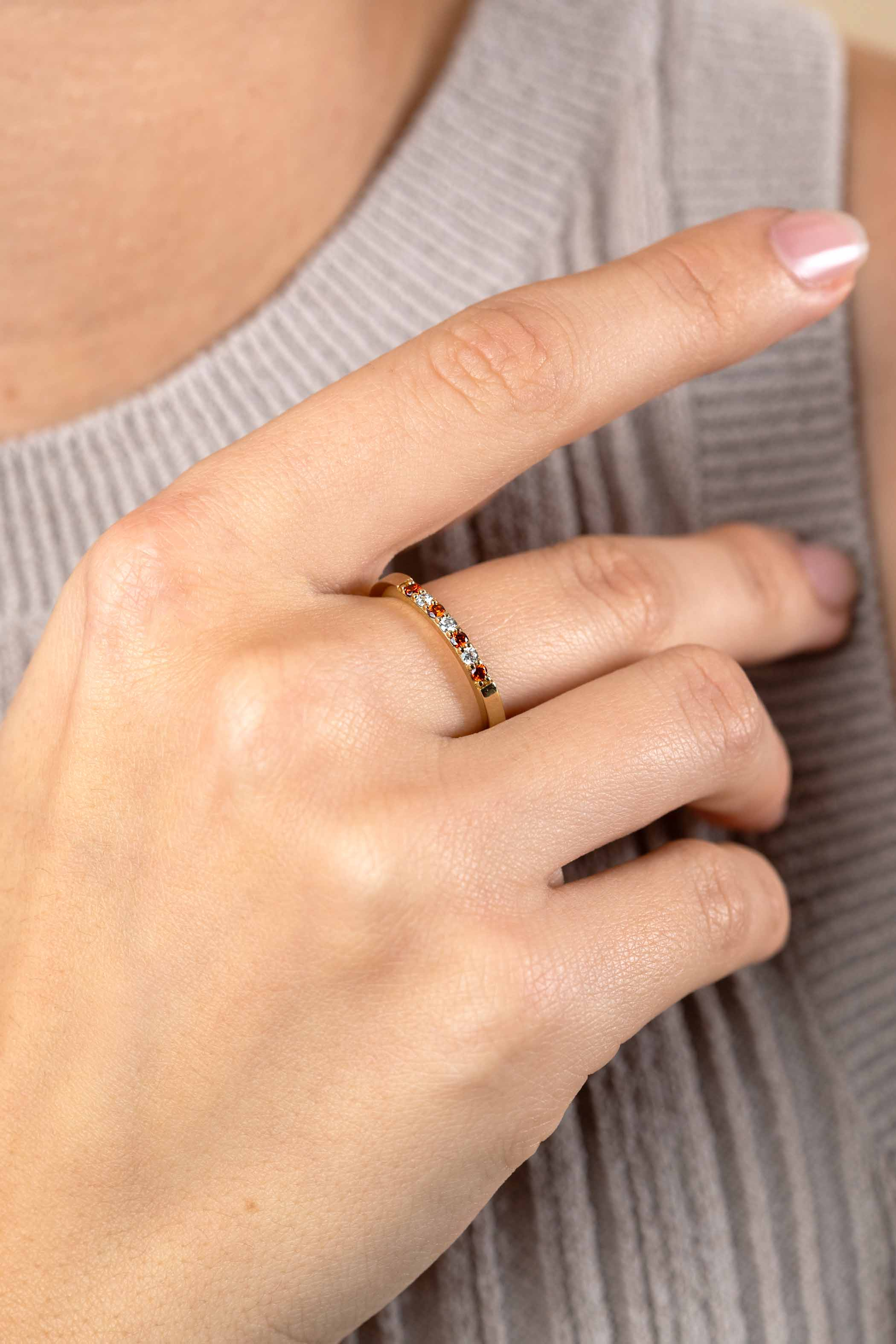 ZINZI gold plated zilveren aanschuifring 2mm breed in chatonzettingen bezet met rood granaat kleurstenen en witte zirconia's ZIR2558C