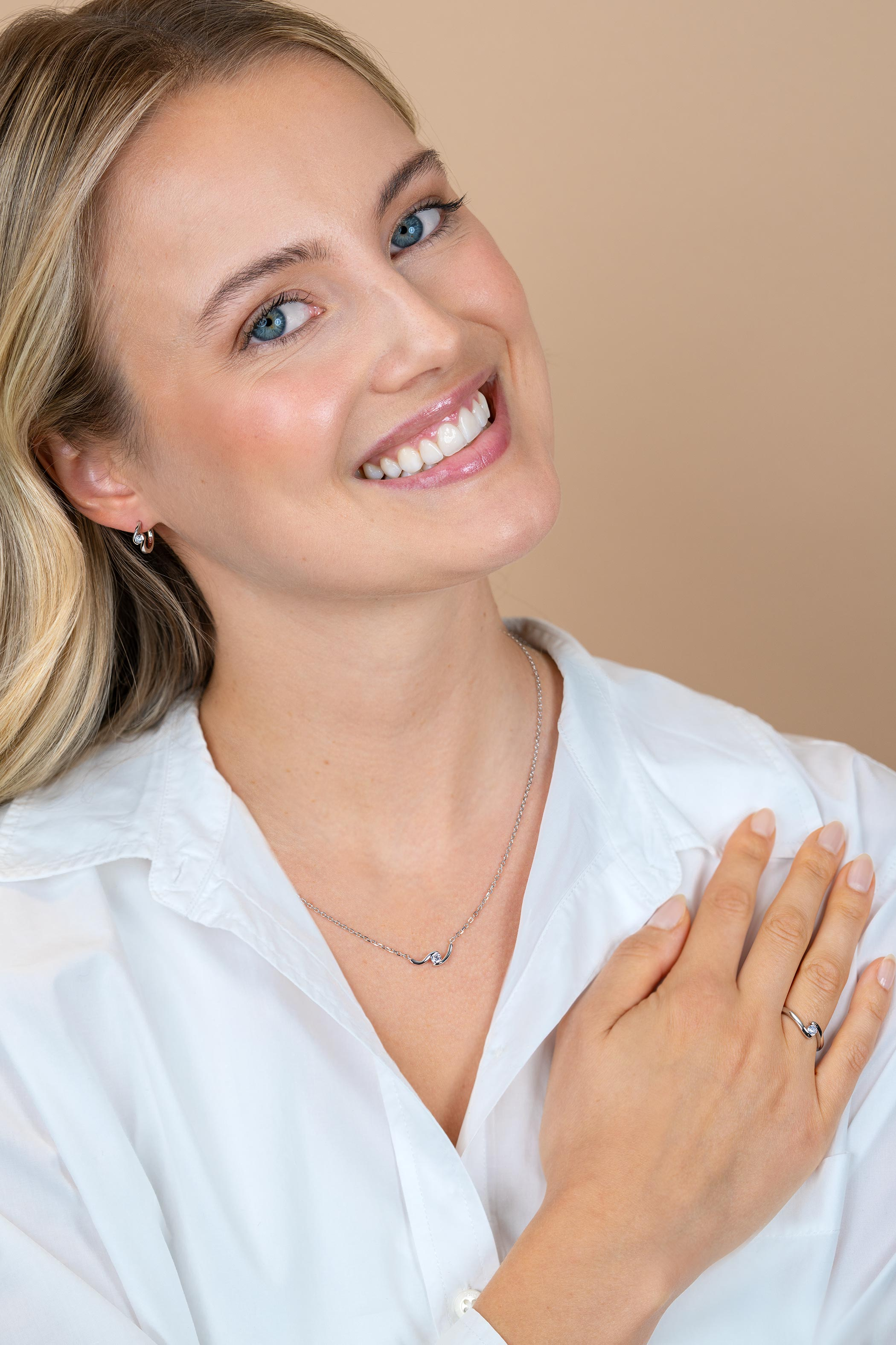 ZINZI zilveren ring (6mm breed) met ronde zirkonia, sierlijk omklemd door twee banen ZIR2766C