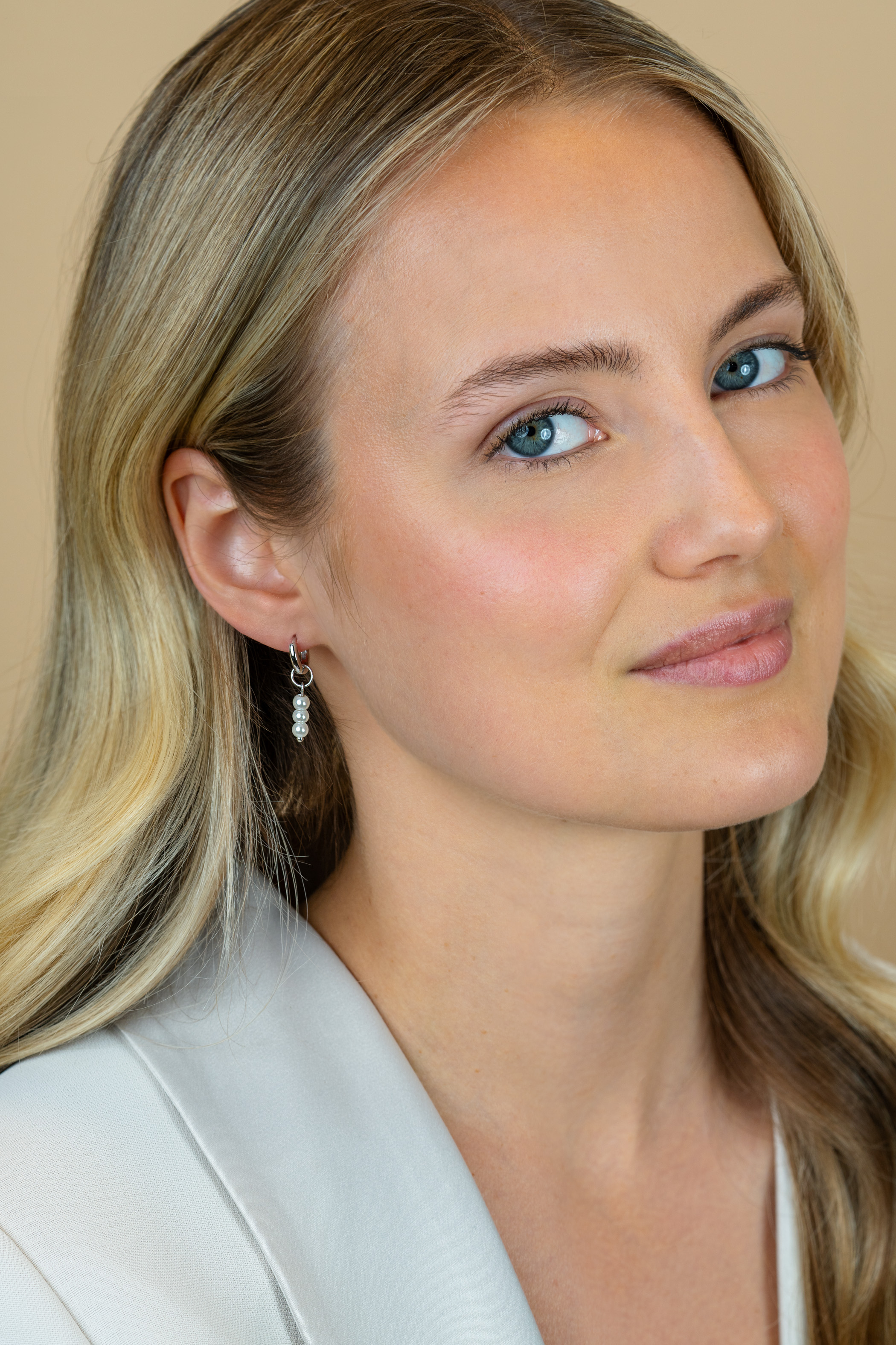 12mm ZINZI zilveren oorbedels met 3 witte pareltjes ZICH2734 (zonder oorringen)